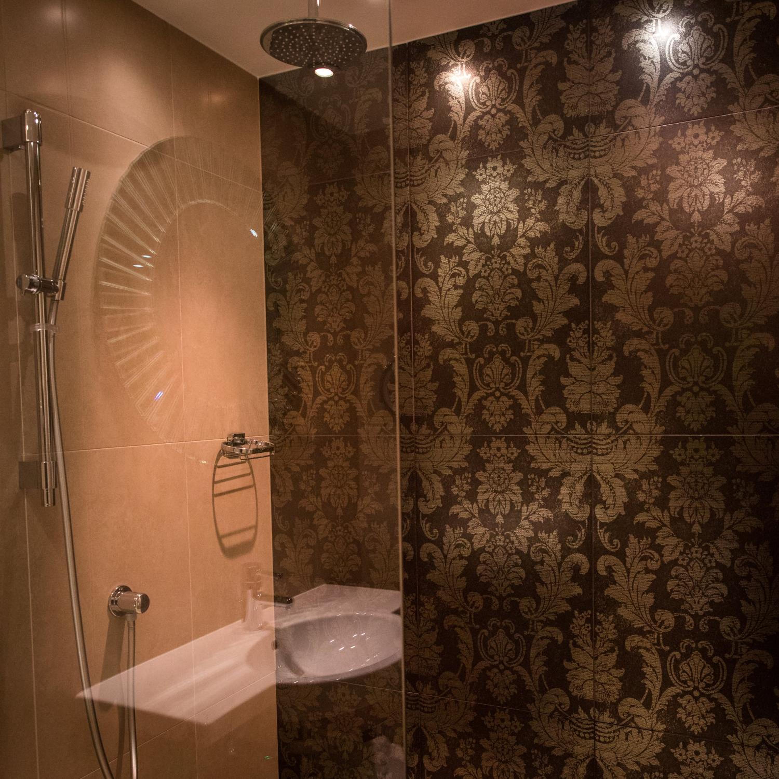Premium King Room - Photo 5