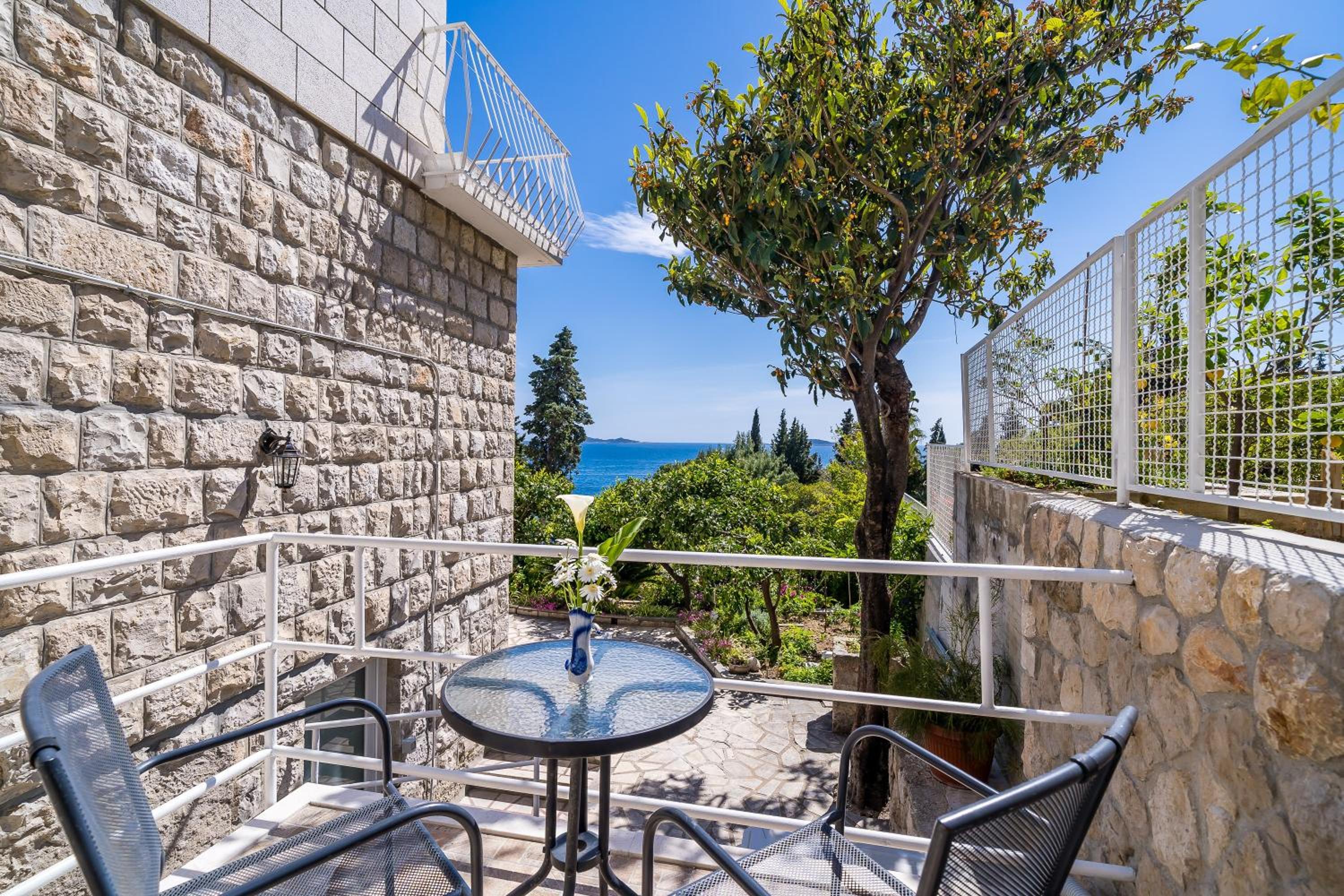 Two-Bedroom Apartment with Terrace and Sea View photo 2