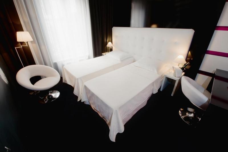 Premium Twin Room - Photo 4