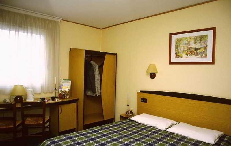 Standard Room - 1 Queen Bed - Photo 3