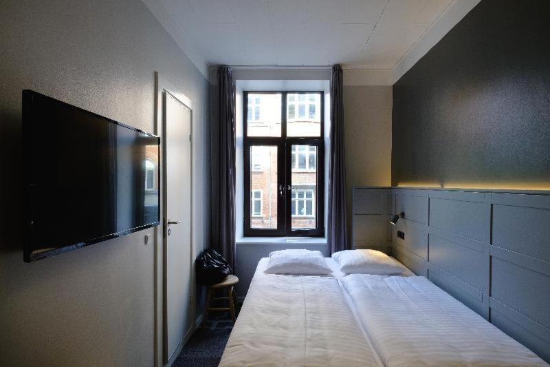 Efficient Single Room with Twin Bed