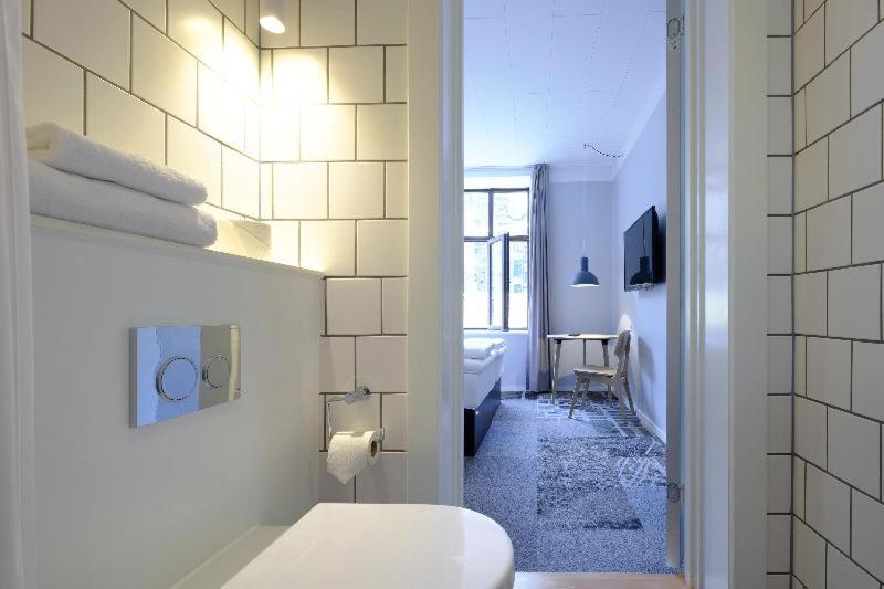 Standard Twin Room thumbnail 5