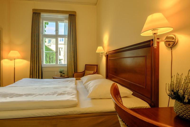 Efficient Family Room with King Bed and Non-Private Sofa Bed thumbnail 5
