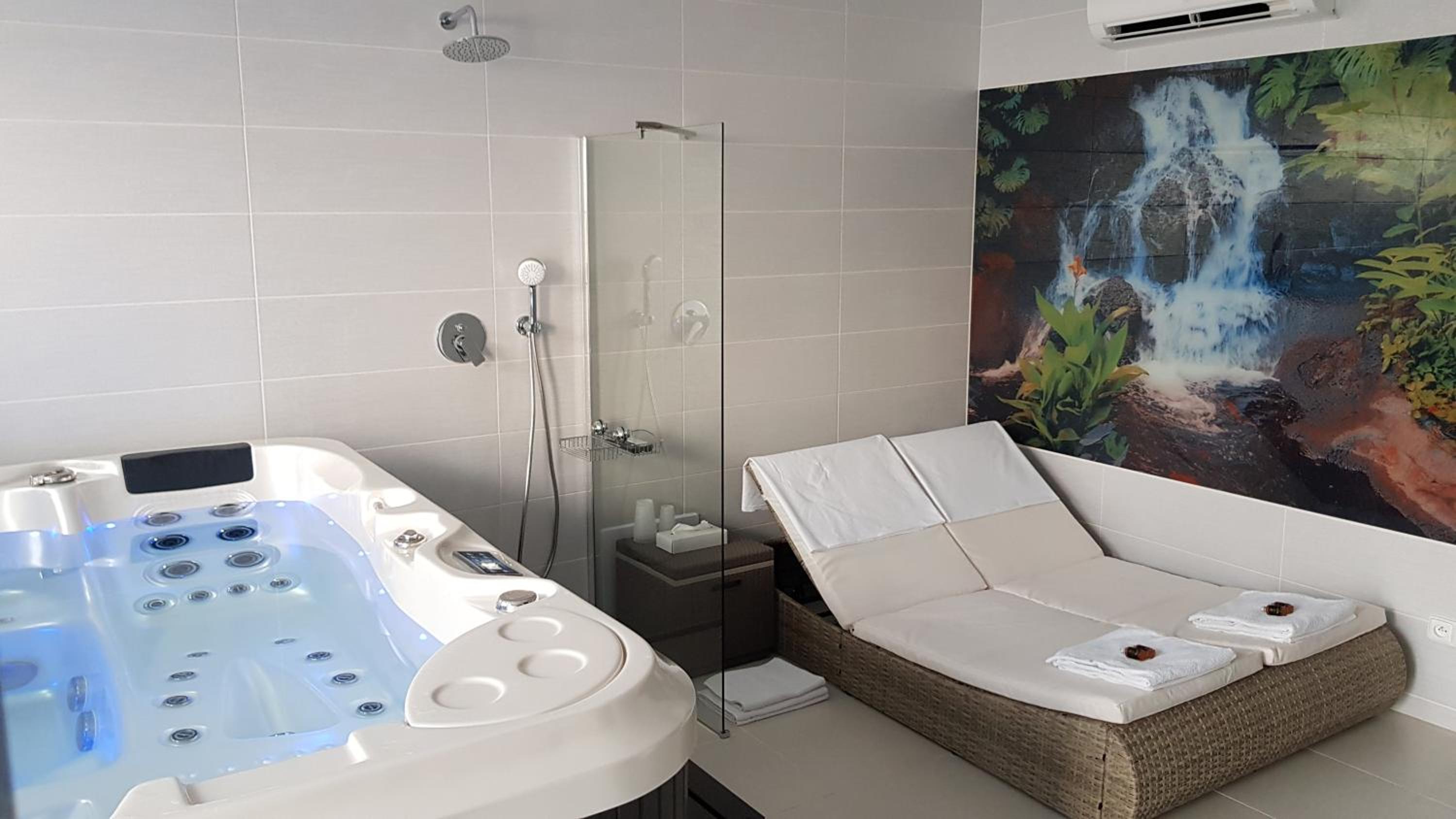 King Suite with Spa Bath photo 2