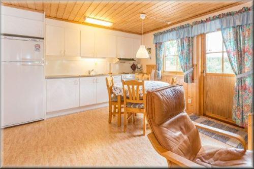 Two-Bedroom House - Photo 3