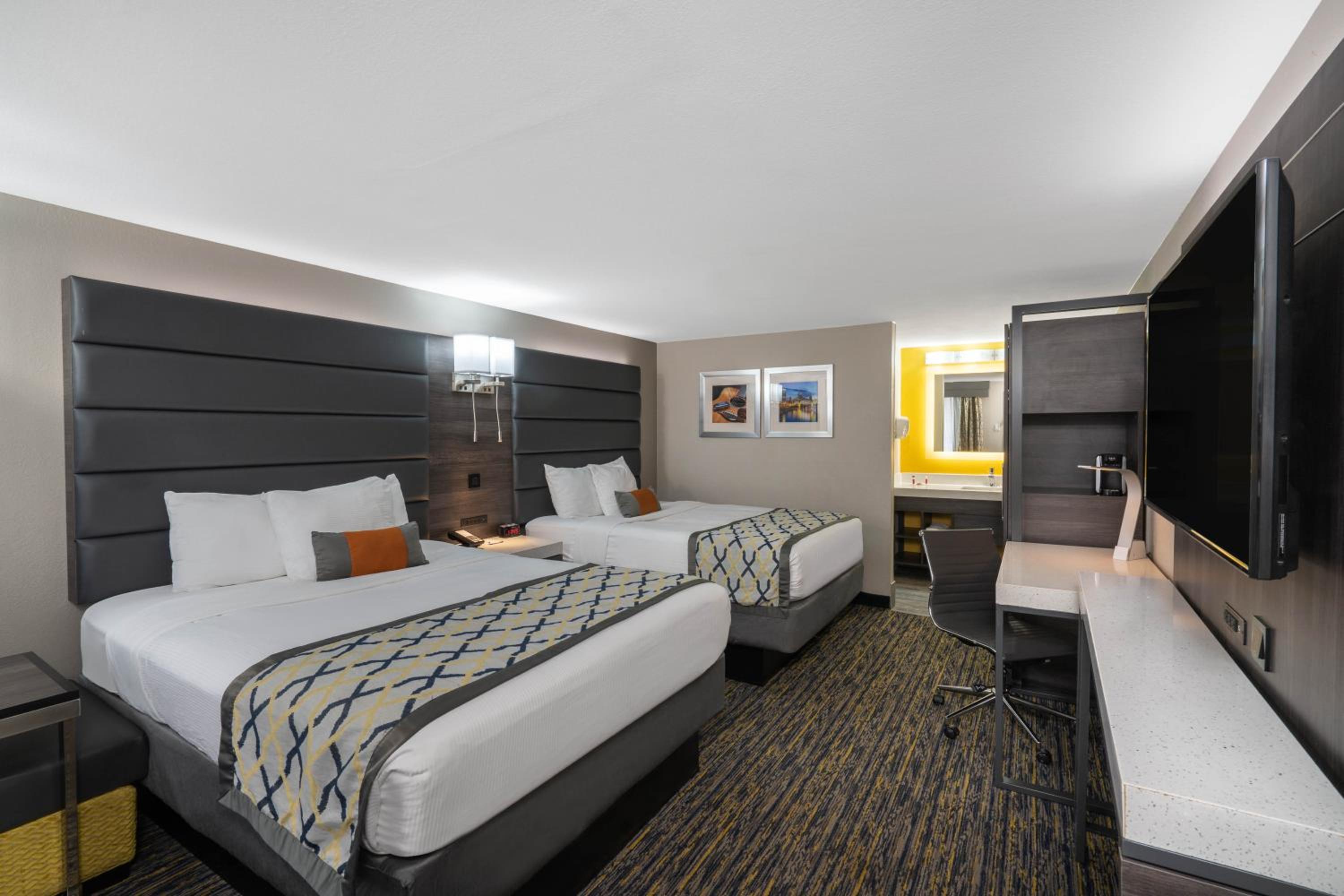 Queen Room with Two Queen Beds - Non-Smoking - Photo 11