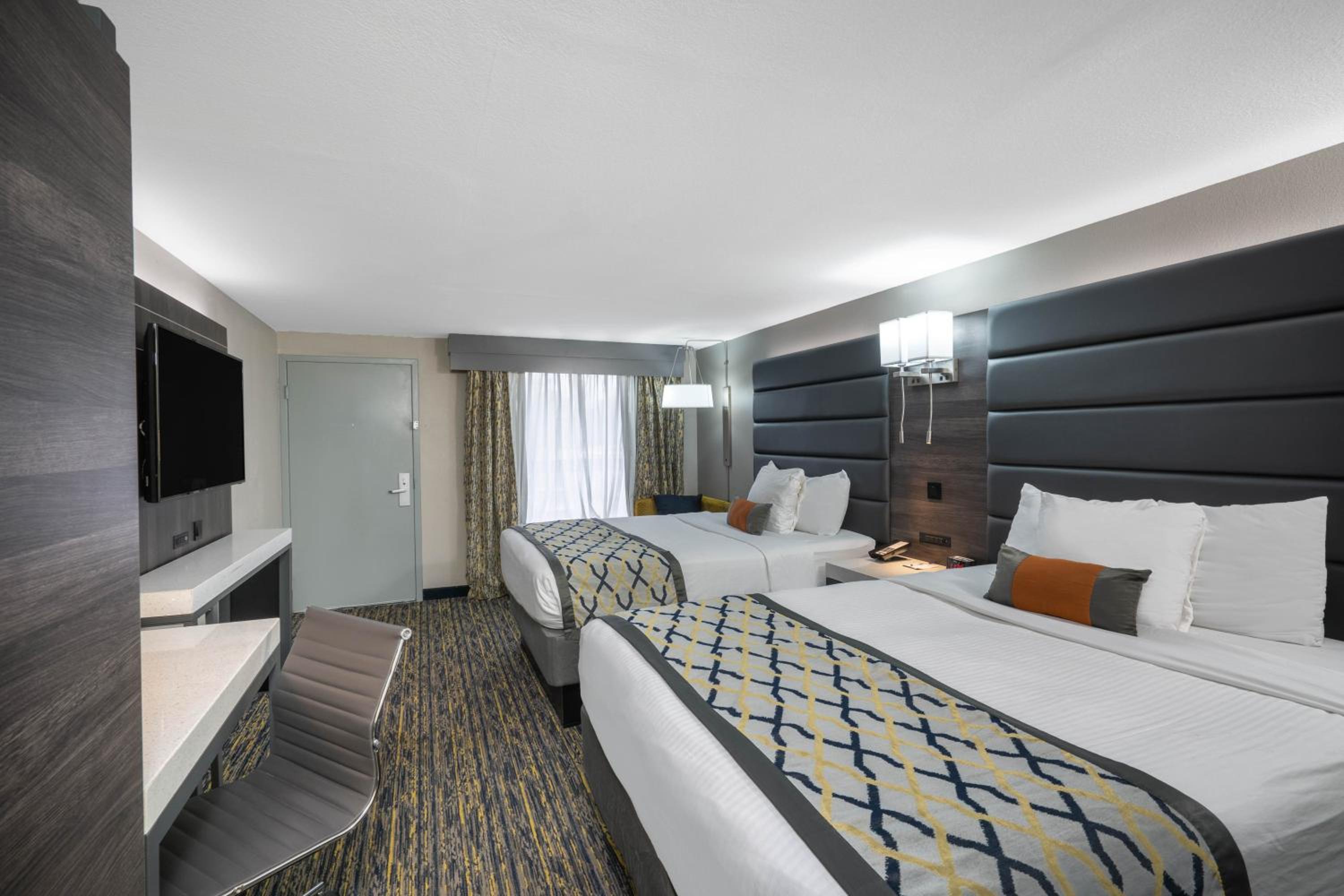 Queen Room with Two Queen Beds - Non-Smoking - Photo 2