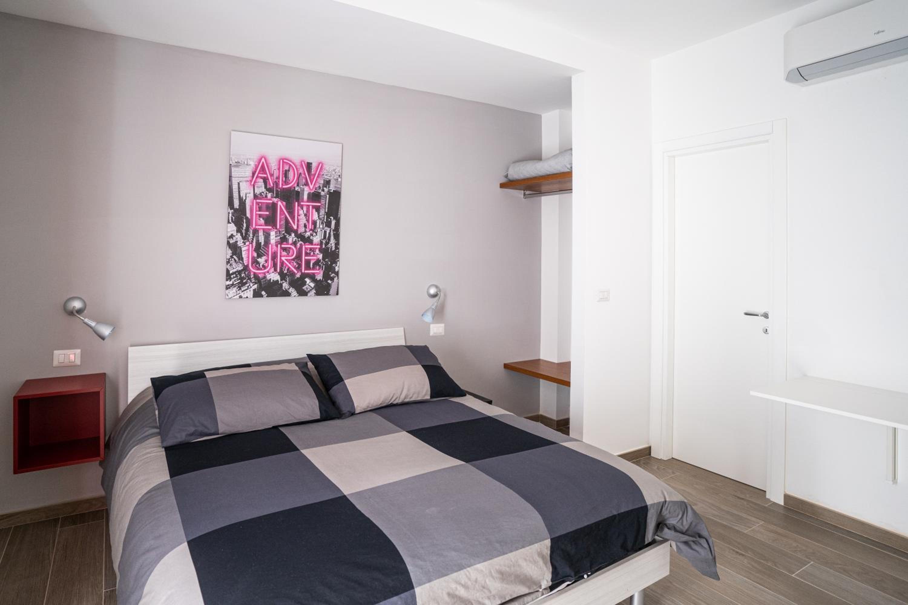 Double Room with Balcony - Photo 5