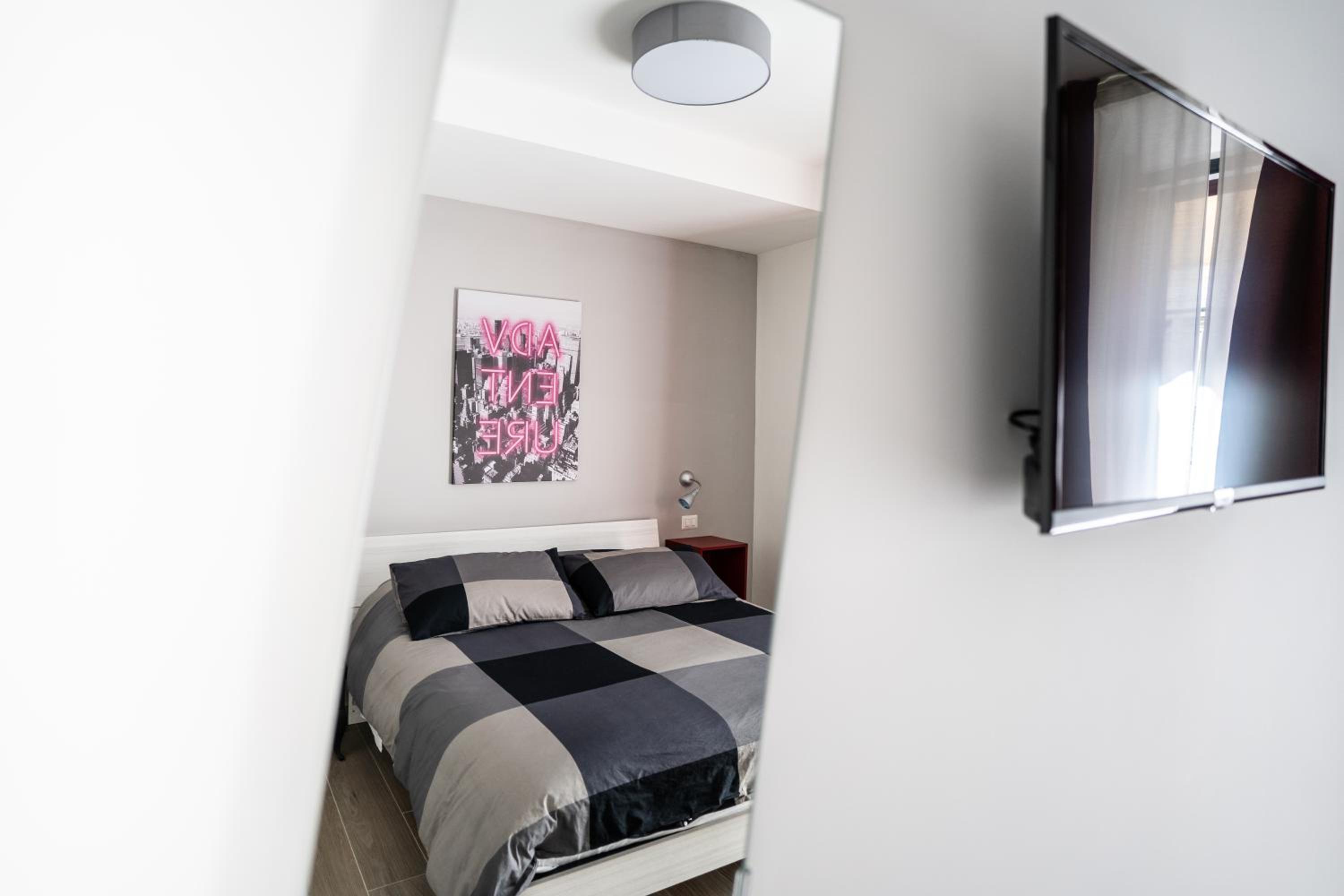 Double Room with Balcony - Photo 3