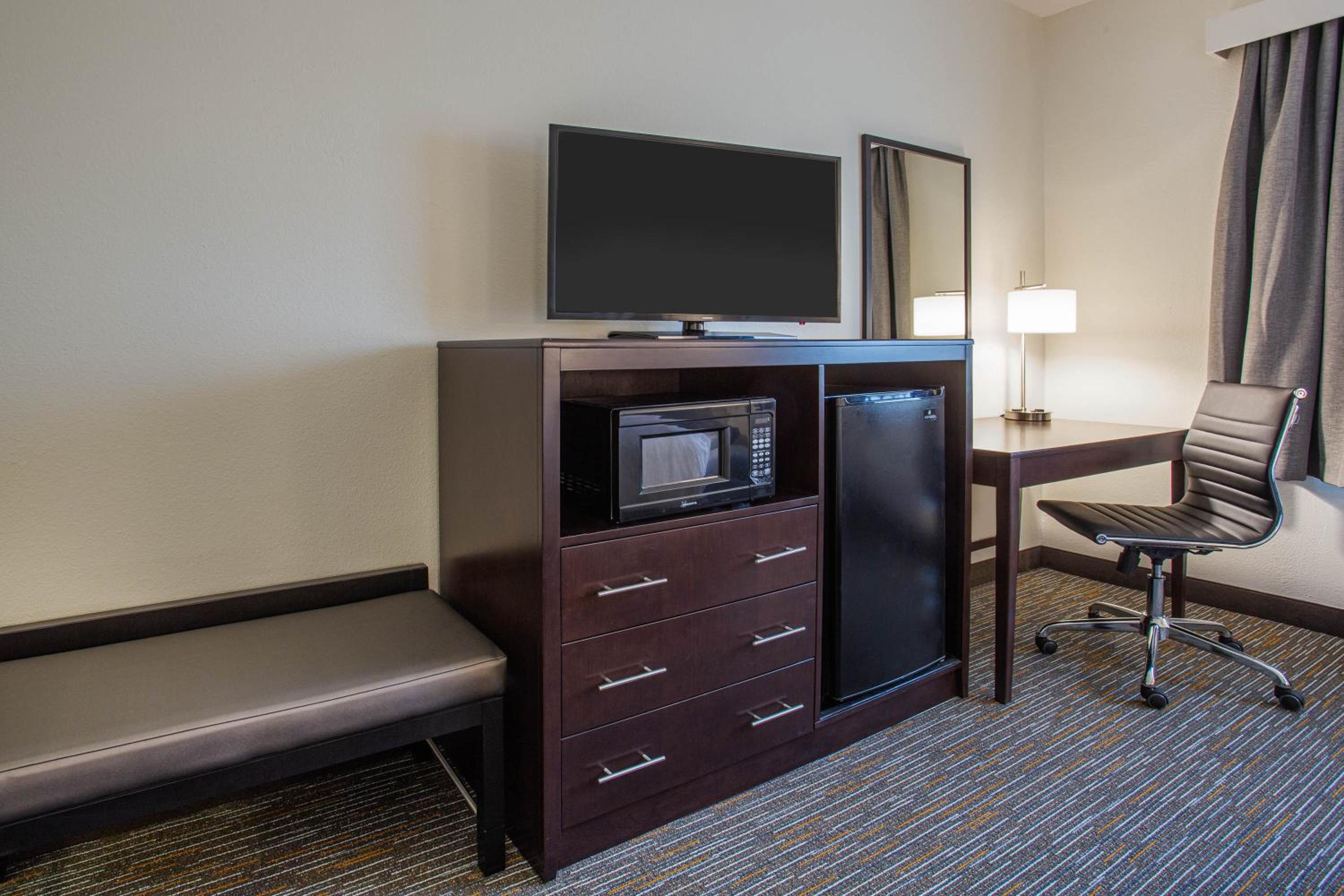 Deluxe King Room - Non-Smoking - Photo 3