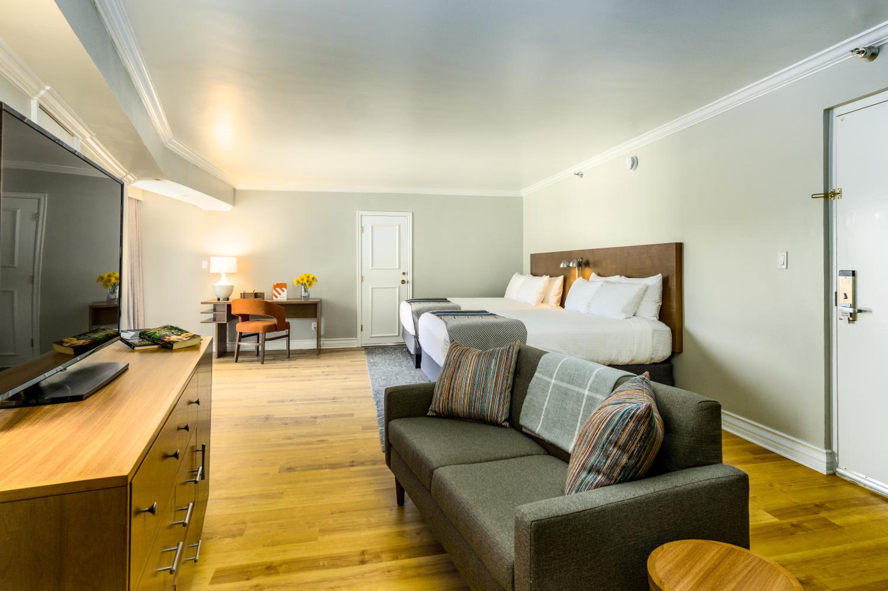 Trendy 2 Queen Jr . Suite photo 3