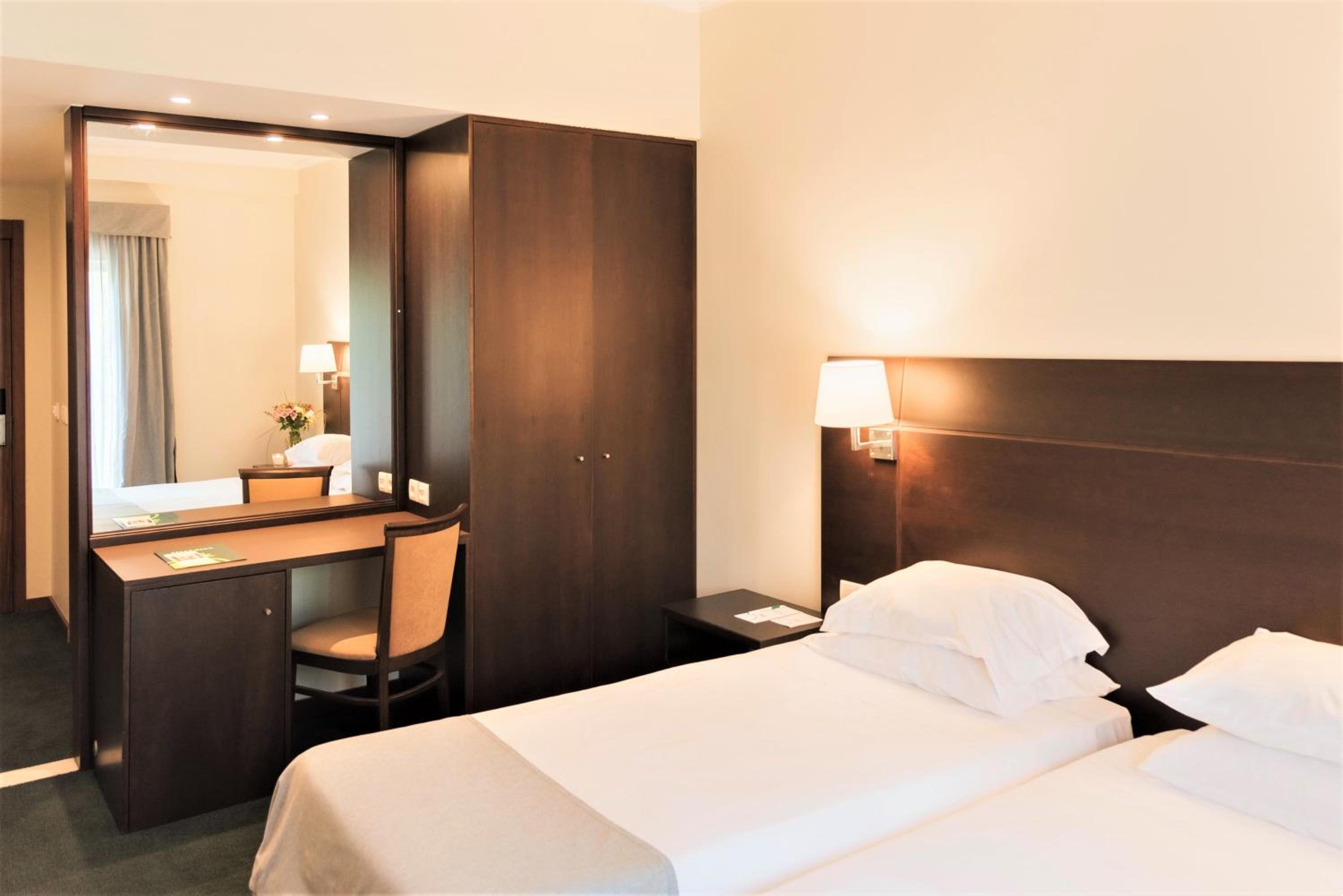 Standard Twin Room - Photo 3