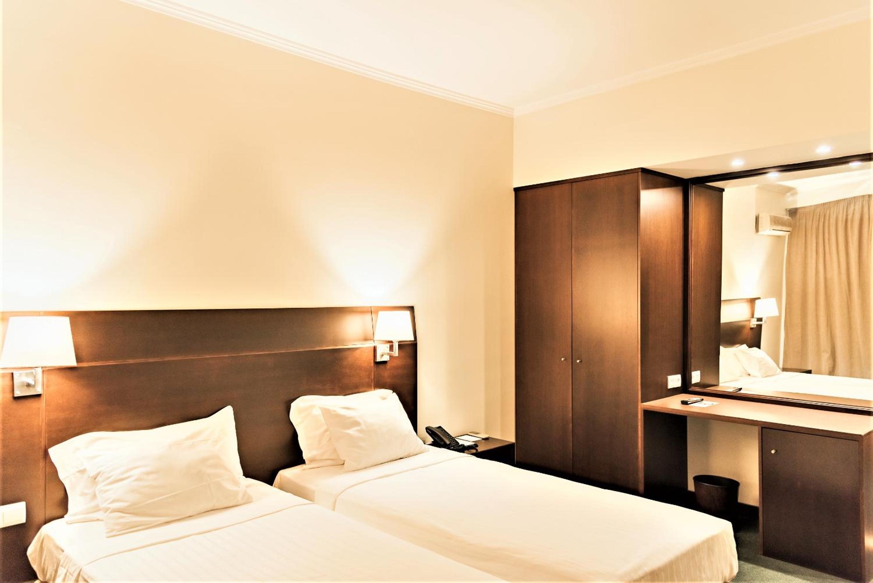 Standard Twin Room - Photo 4