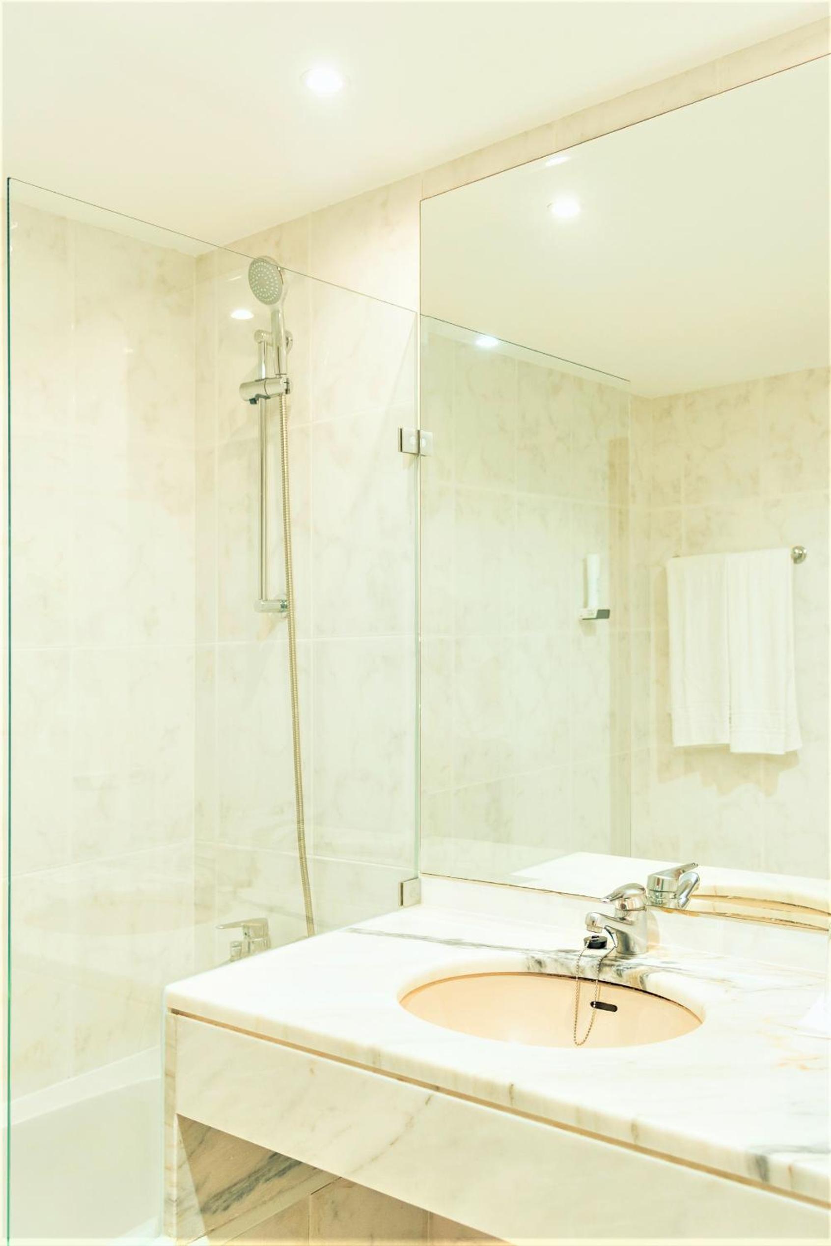 Superior Twin Room with Balcony - Photo 8