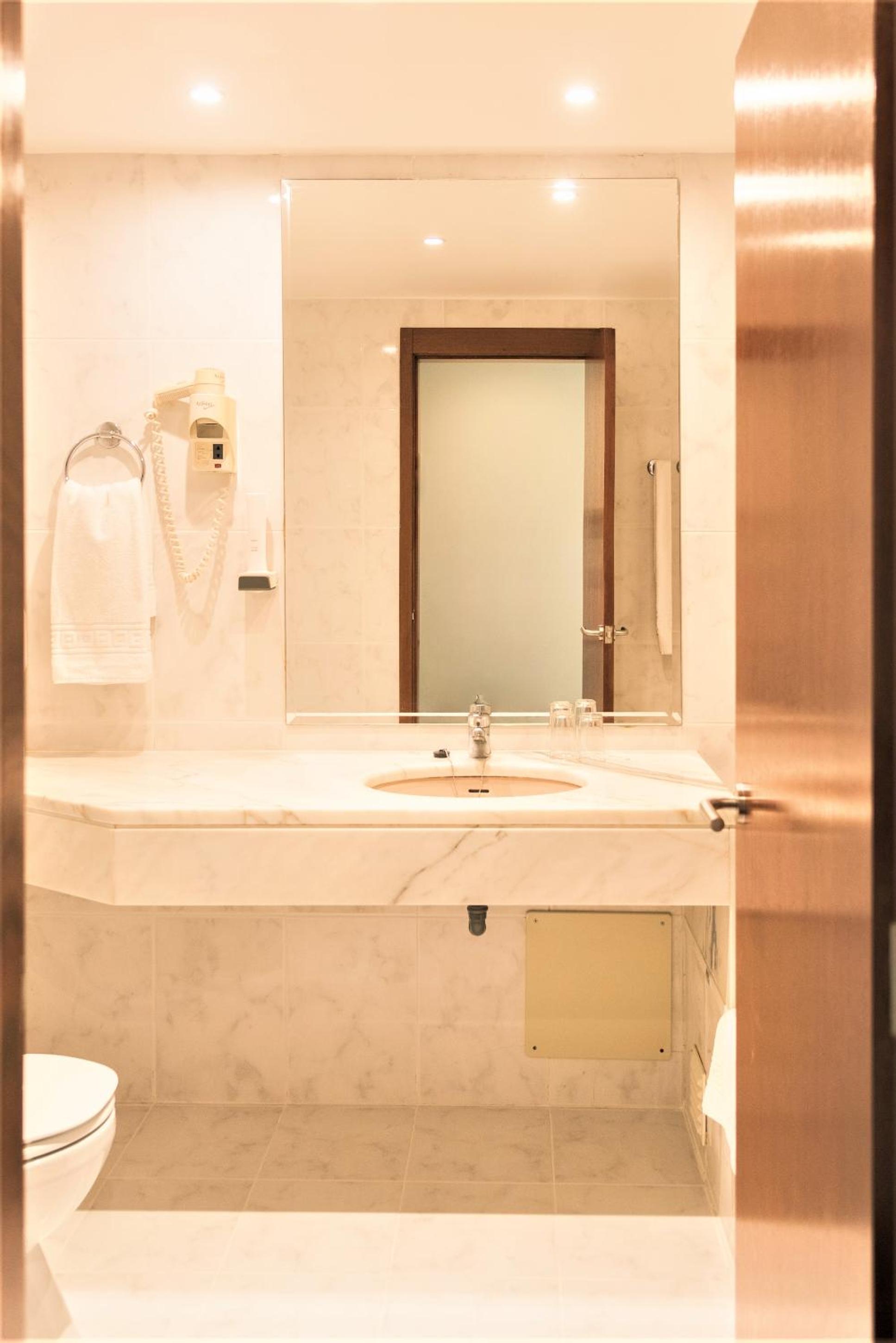 Superior Twin Room with Balcony - Photo 9