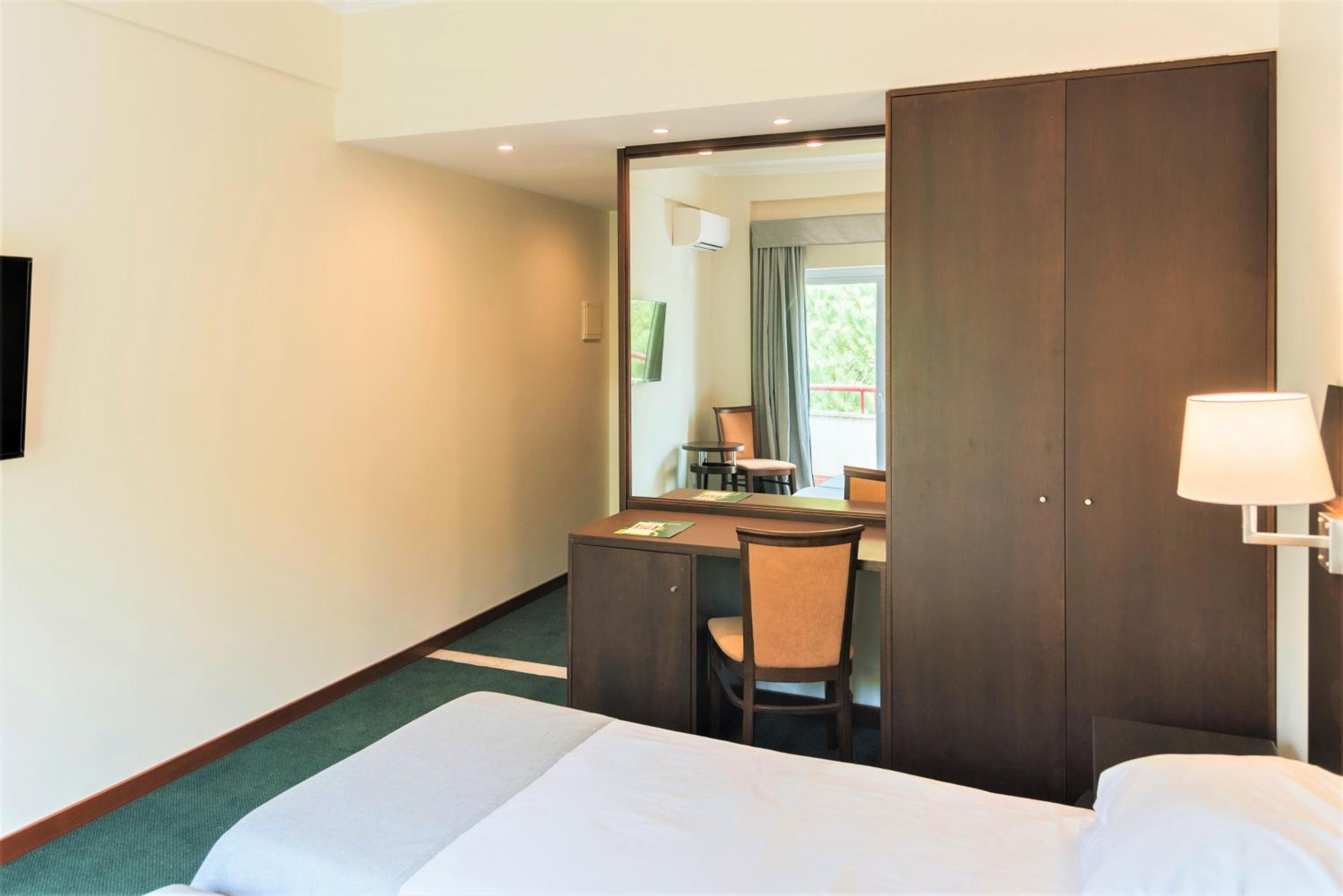 Standard Twin Room - Photo 5