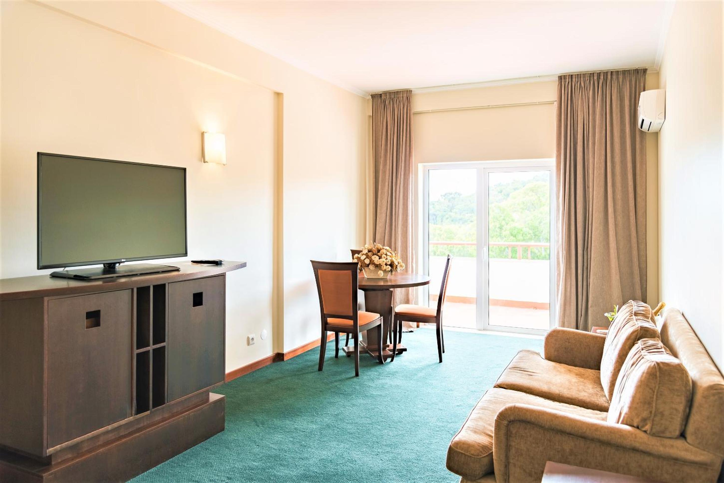 Suite - Photo 1