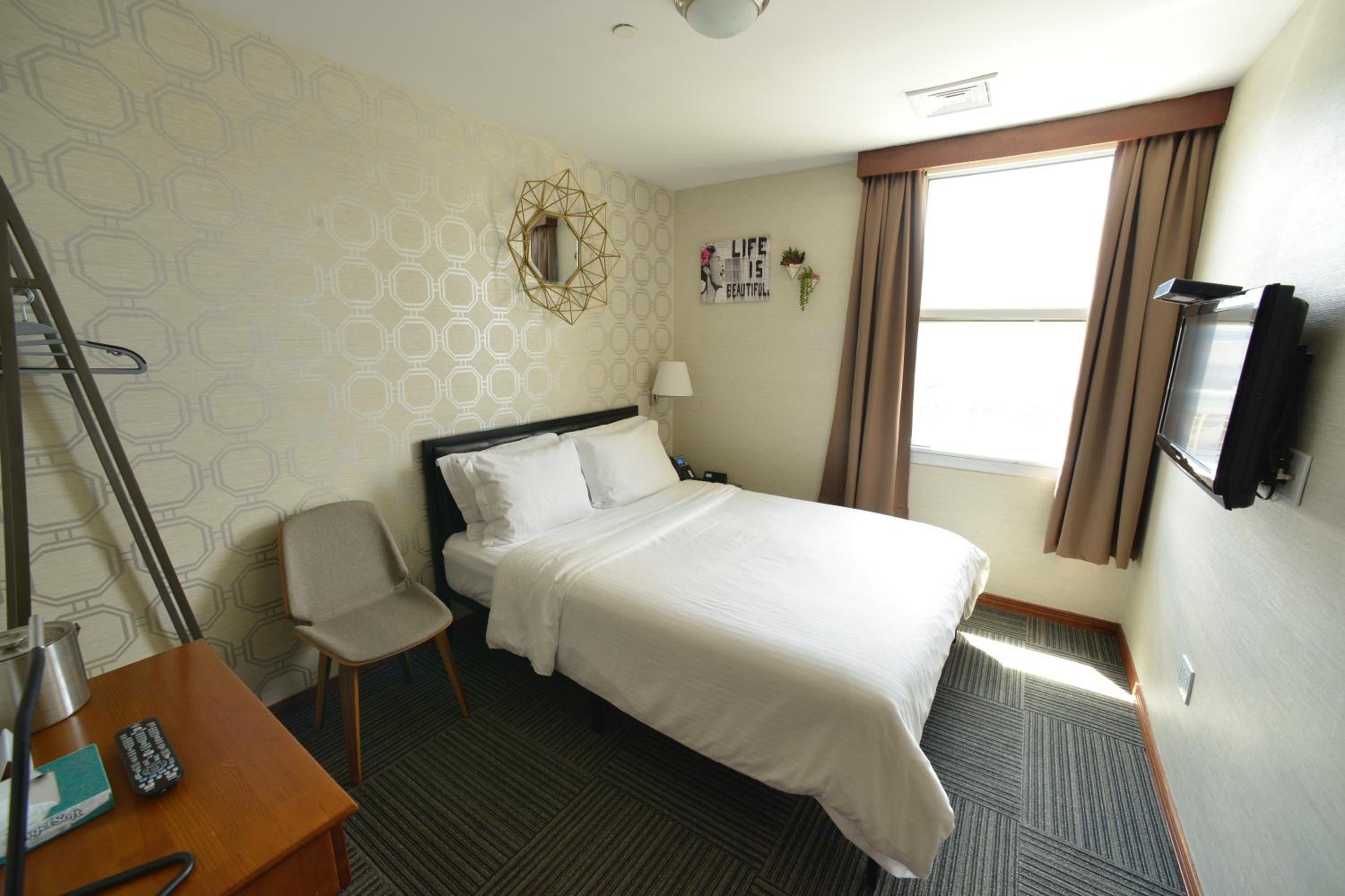 Queen Room thumbnail 6