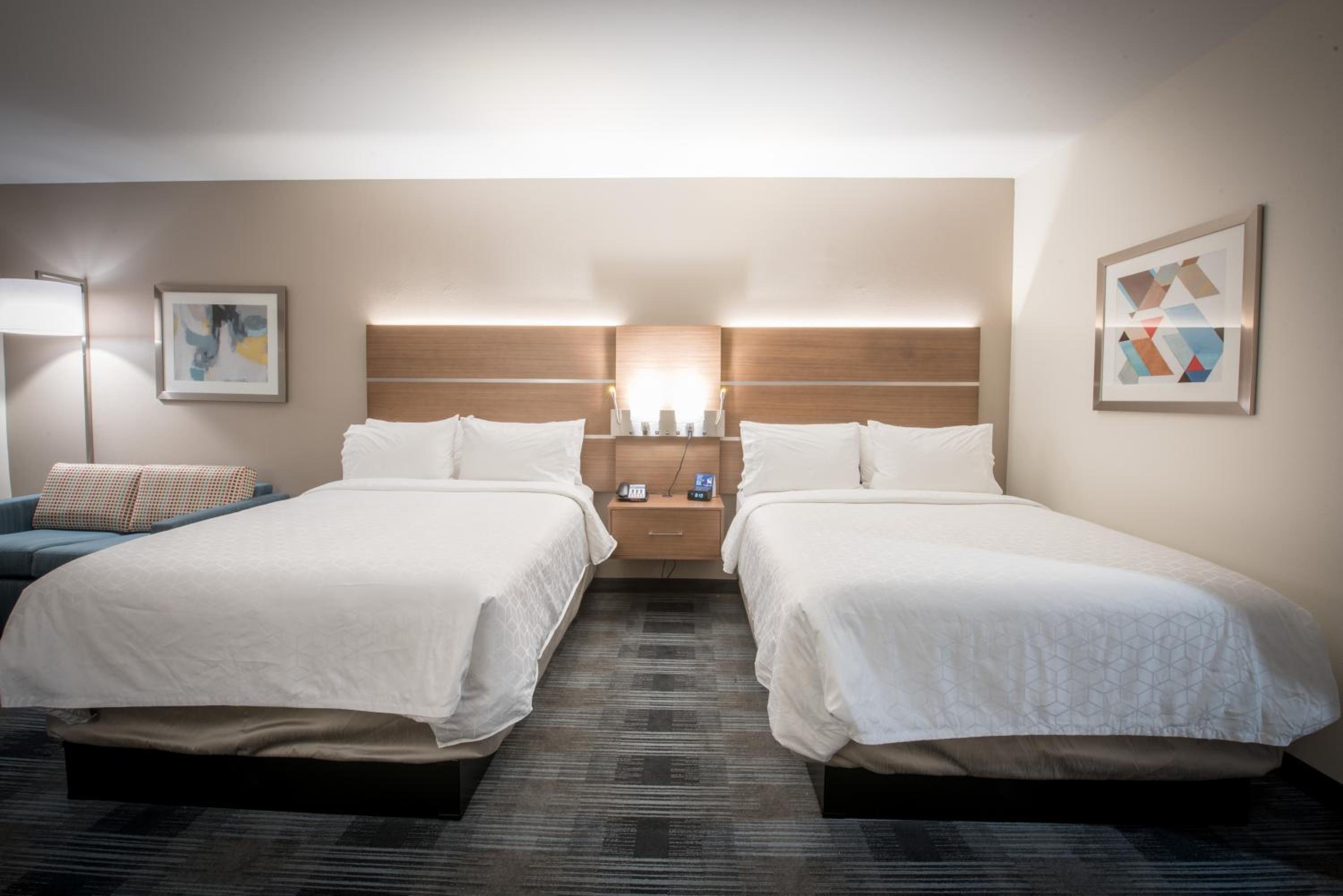 Queen Suite with Two Queen Beds photo 1