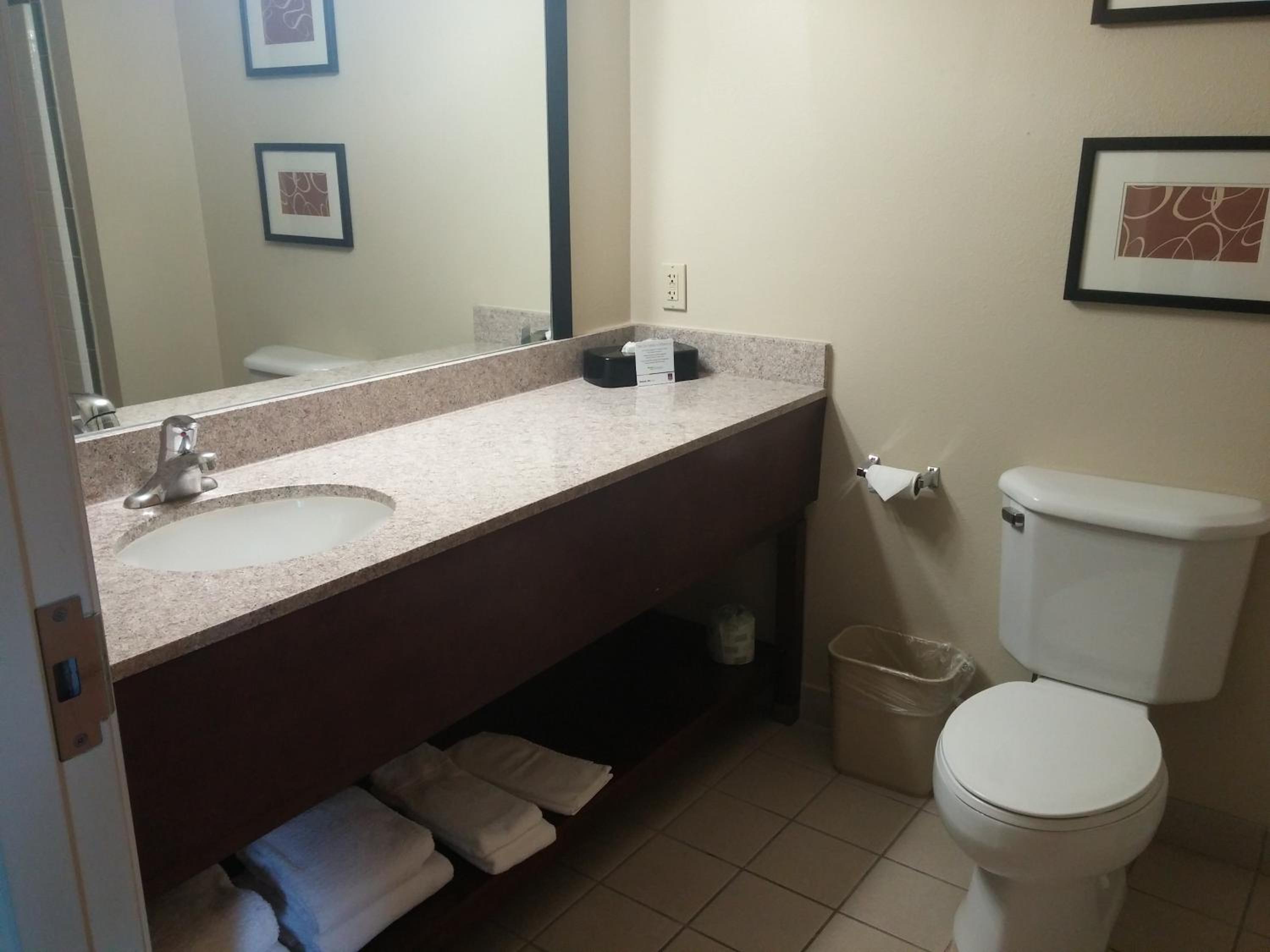 Queen Room - Non-Smoking photo 3
