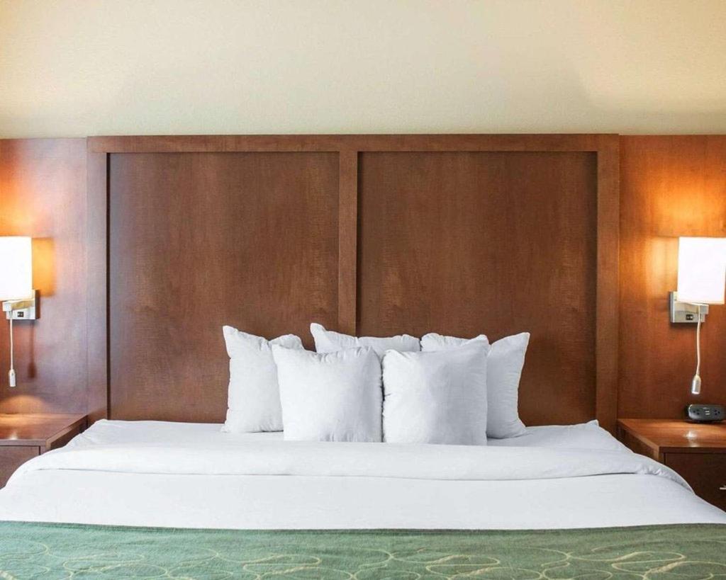 King Suite with Two King Beds - Non-Smoking - Photo 3