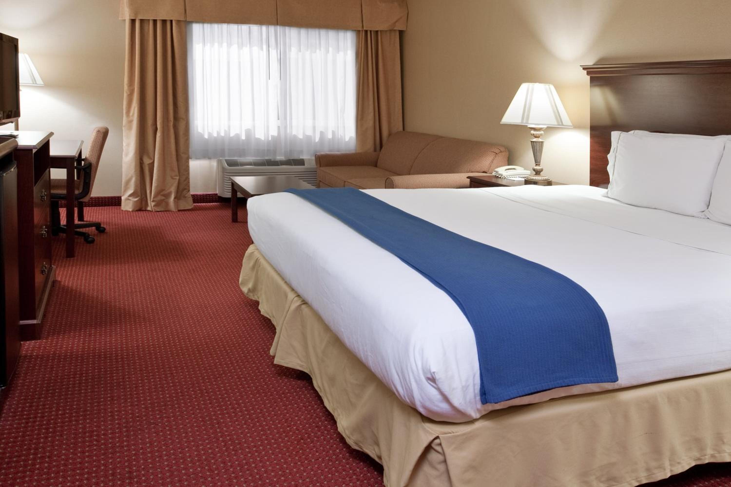 Standard King Room - Photo 13