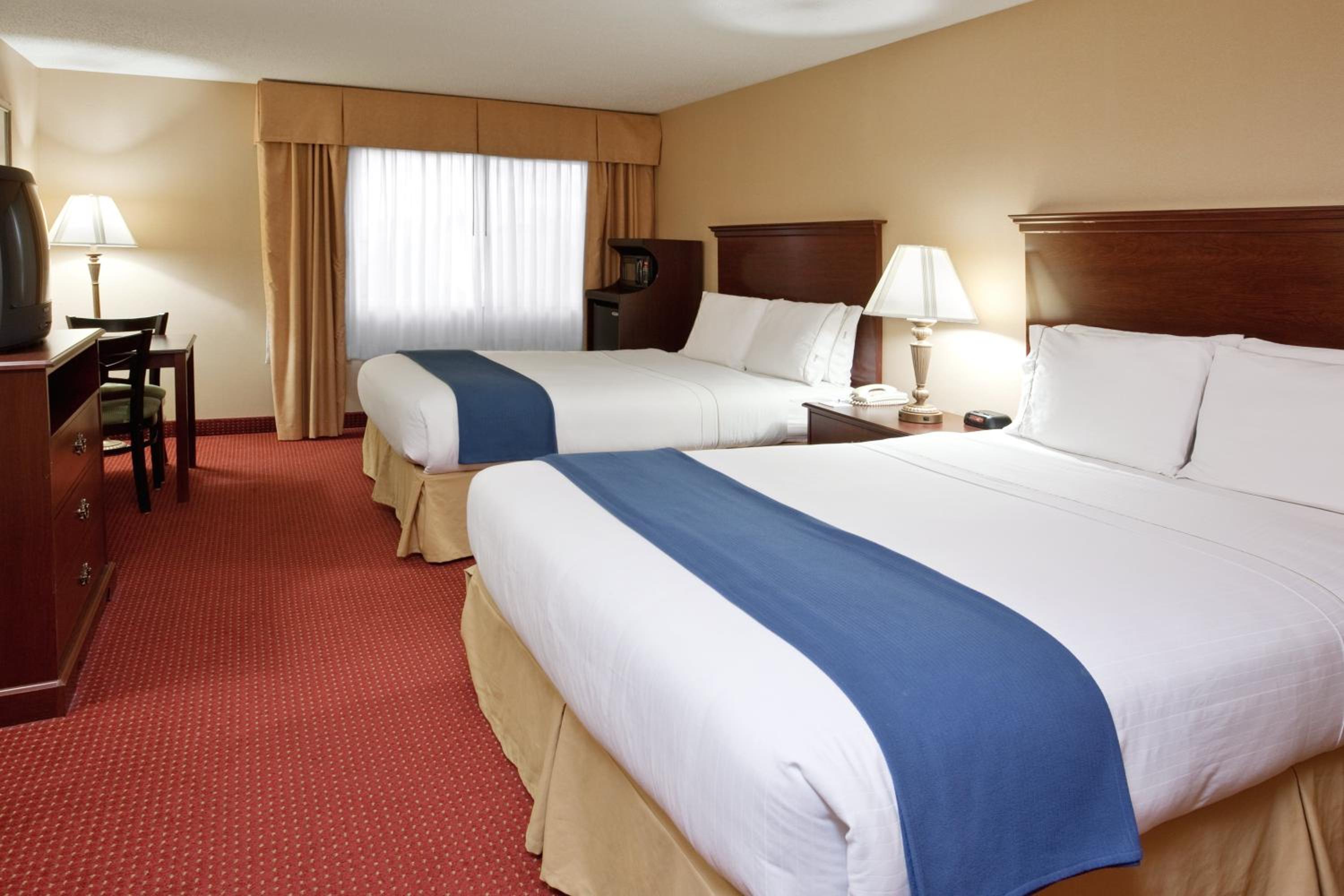 Standard Queen Room with Two Queen Beds - Photo 12