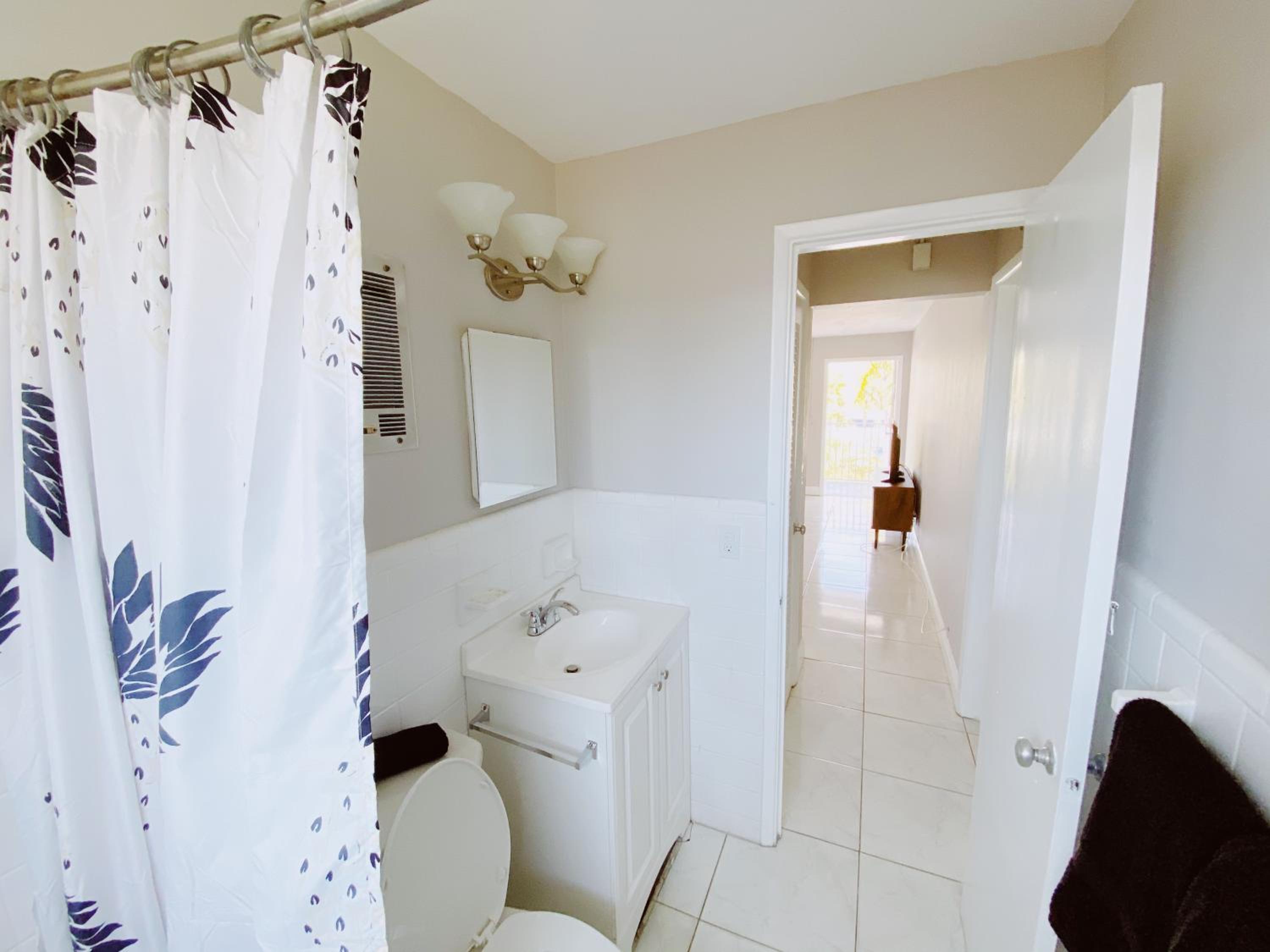 Superior One Bedroom King with Kitchen and Sofa Bed photo 2
