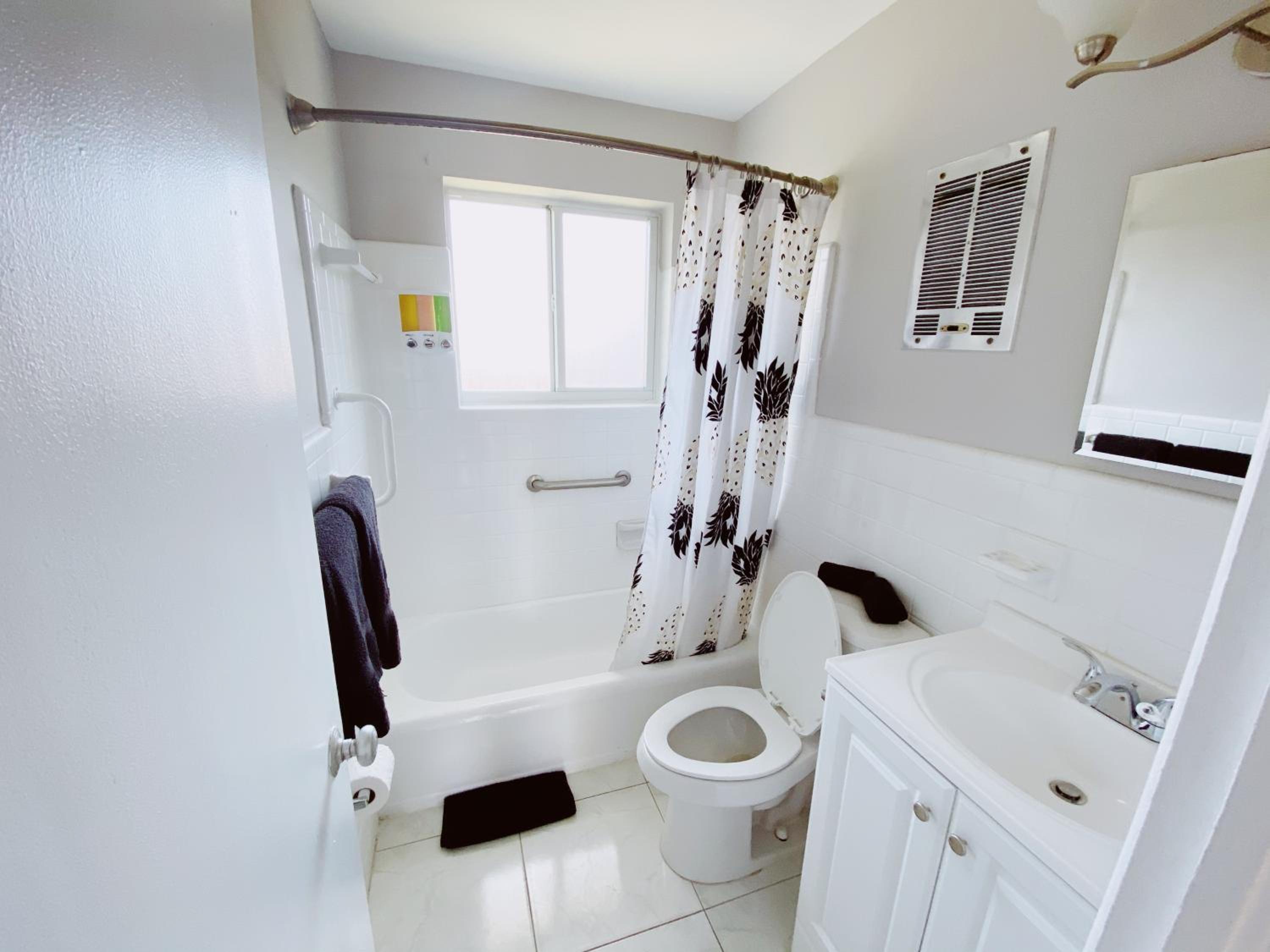 Superior One Bedroom King with Kitchen and Sofa Bed photo 3