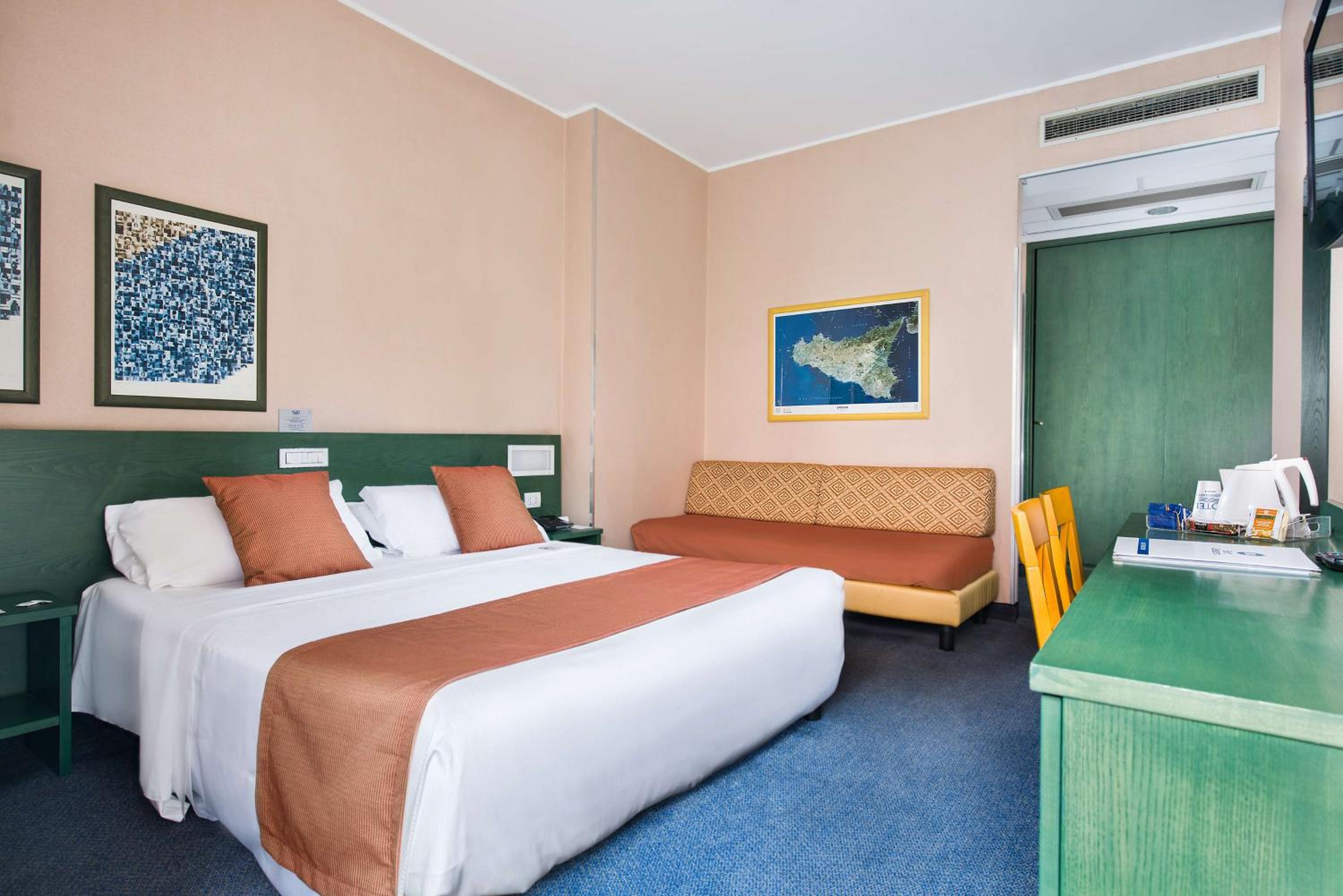 Standard Triple Room with Queen Bed and Single Bed - Photo 1