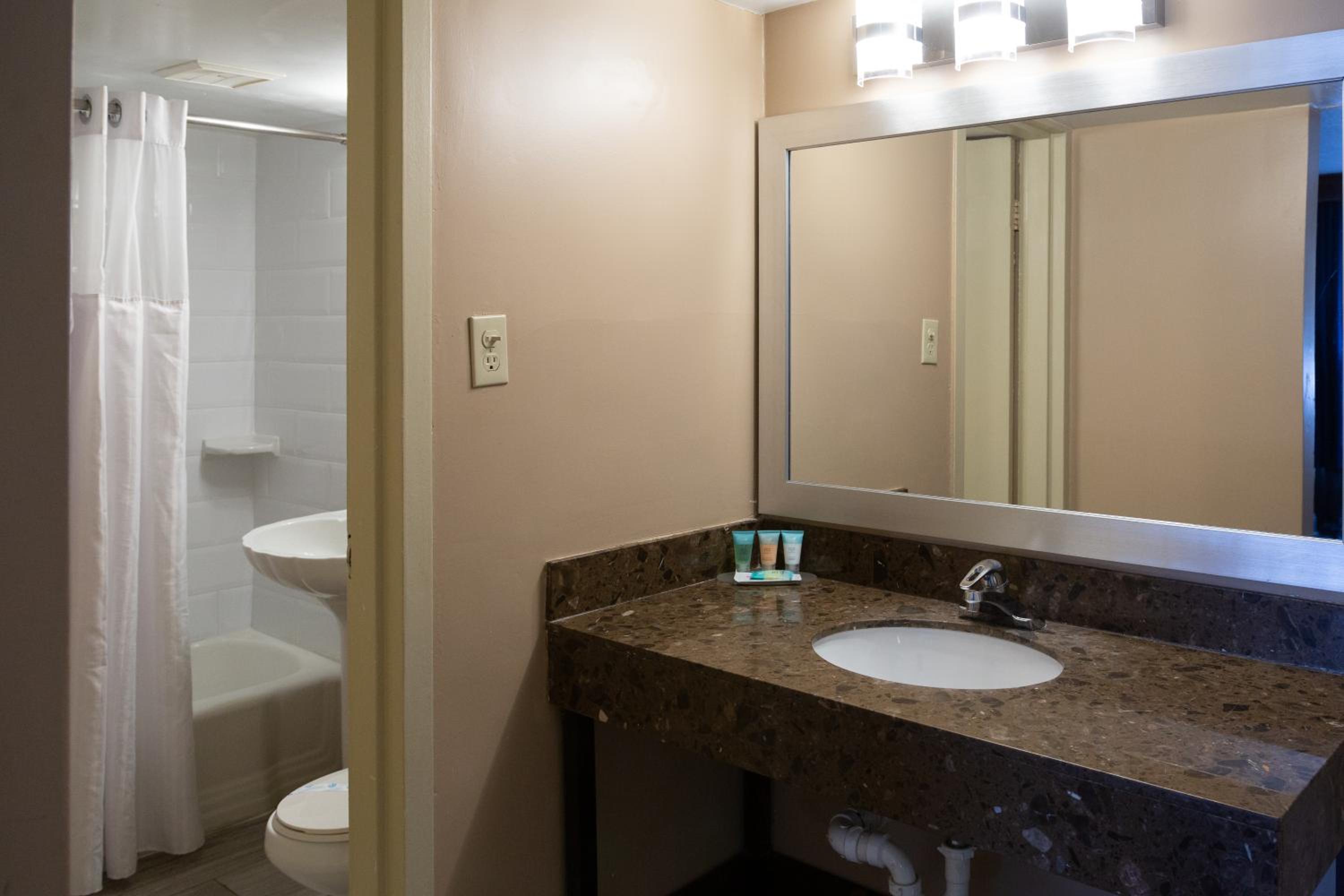 Suite With One King Bed And Two Queen Beds photo 2