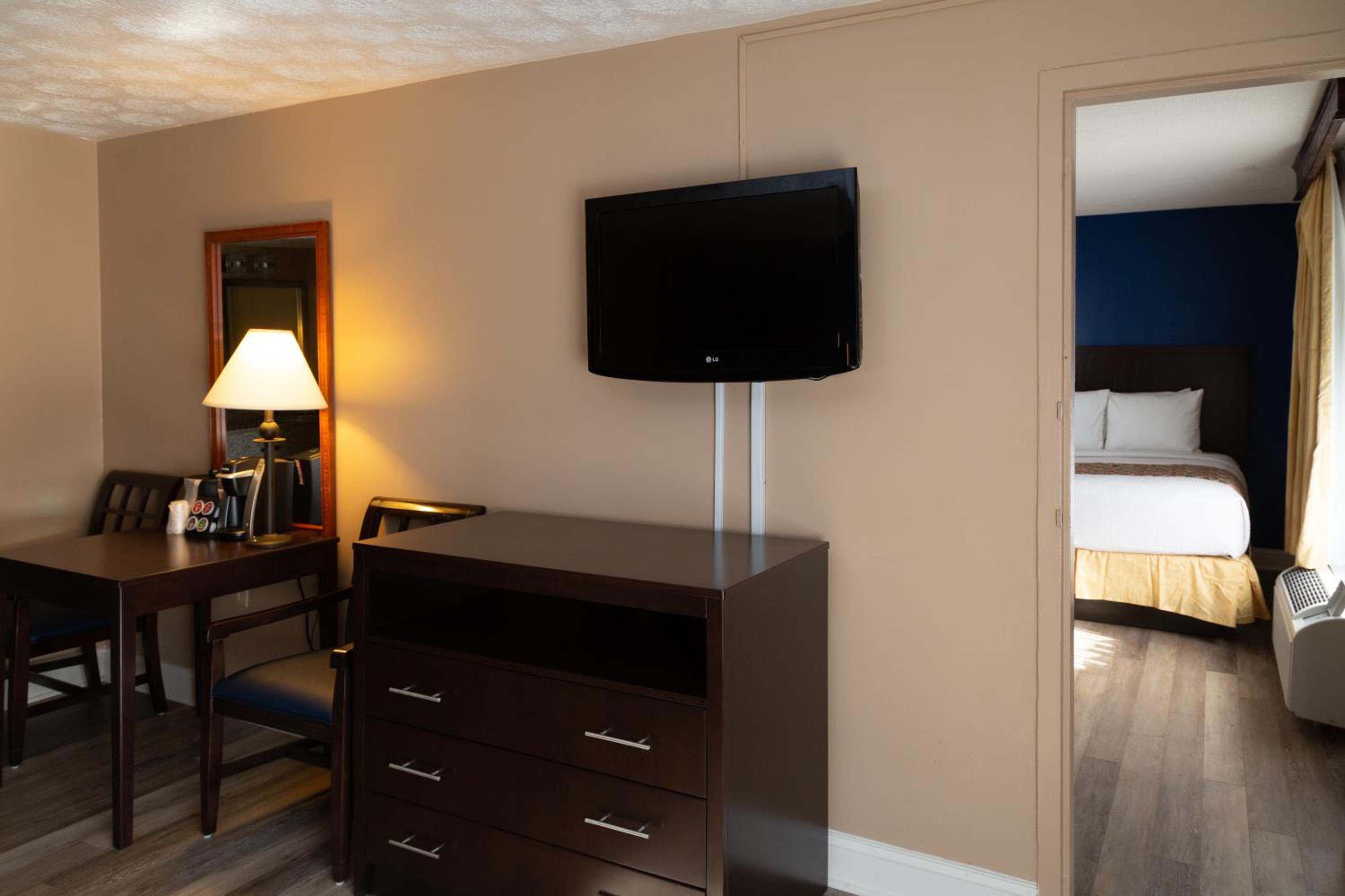Suite With One King Bed And Two Queen Beds photo 1