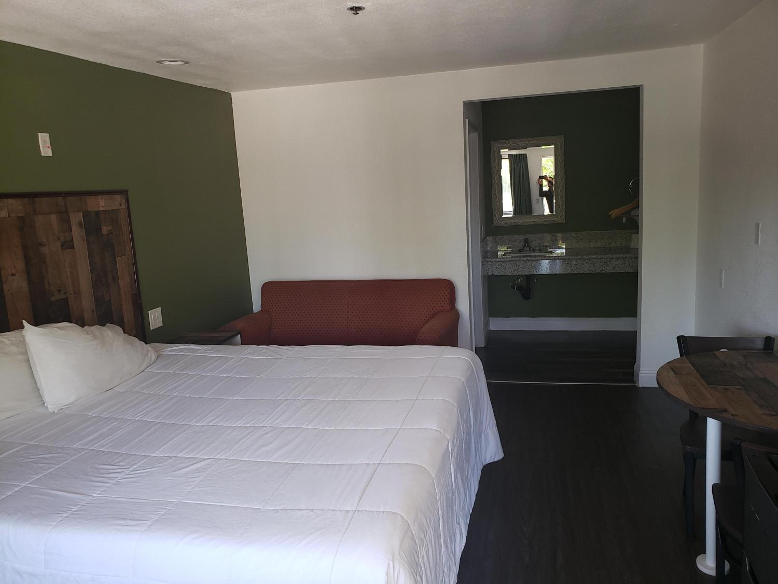 King Room - Non-Smoking - Photo 2
