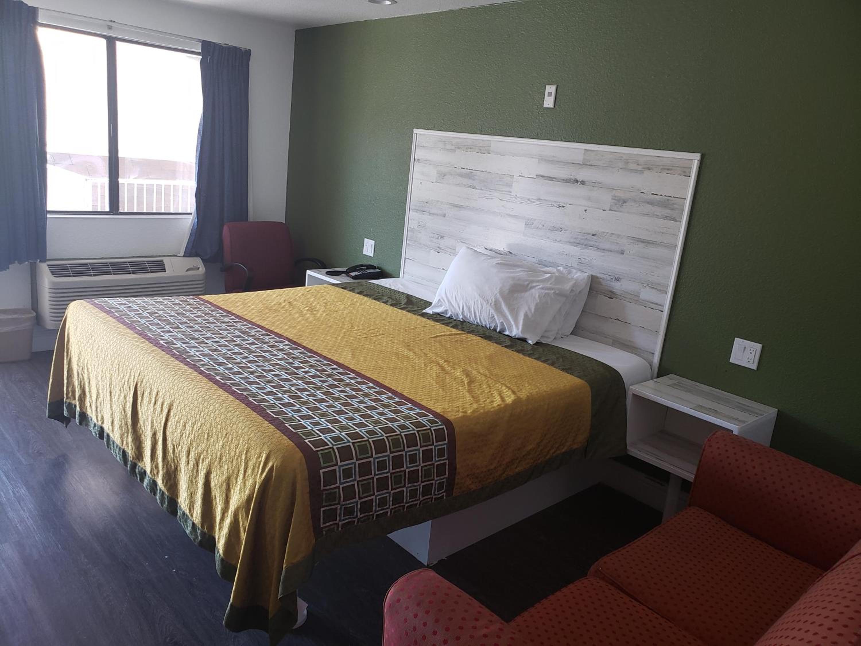 King Room - Non-Smoking - Photo 7