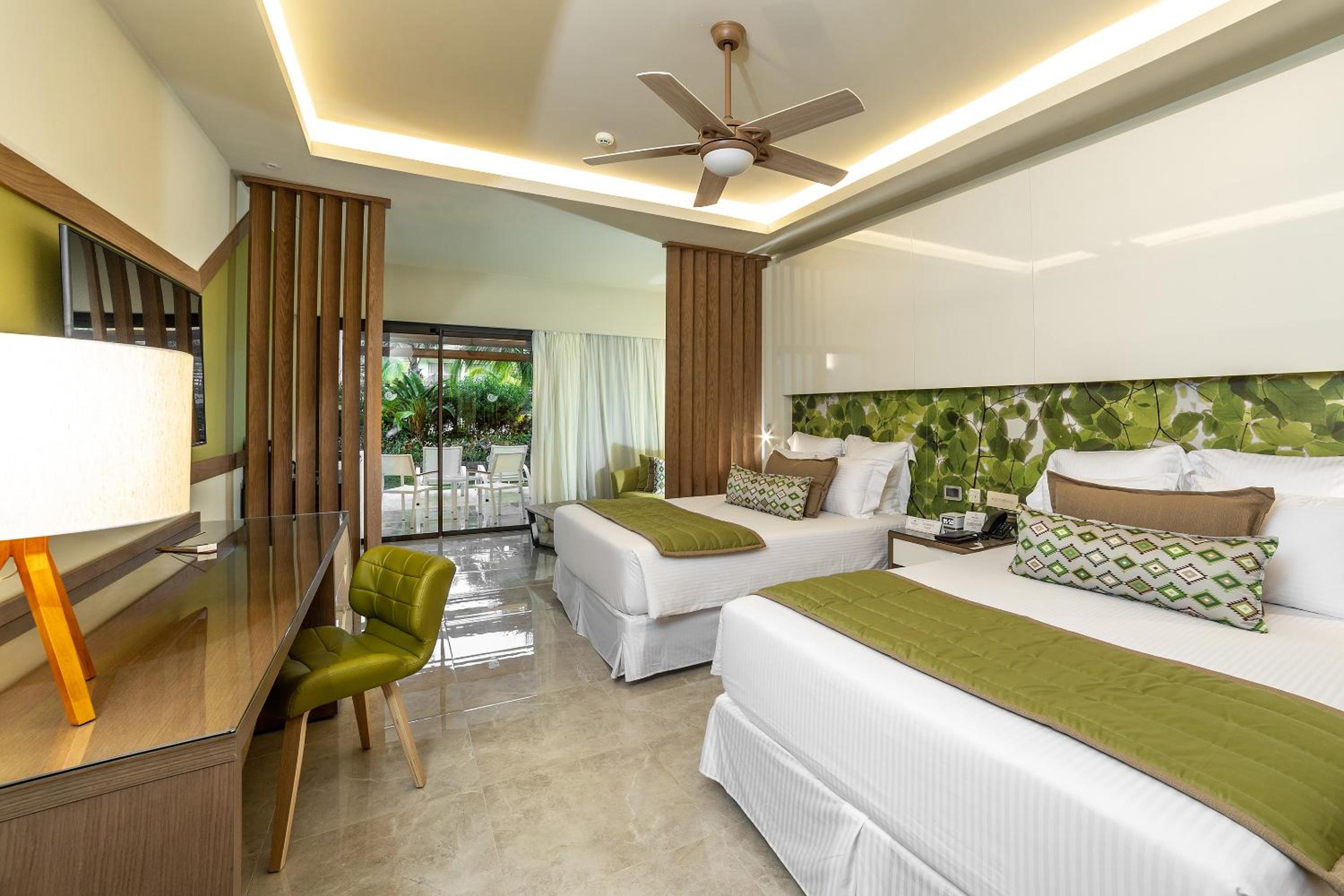 Premium Junior Suite Tropical View Triple thumbnail 5