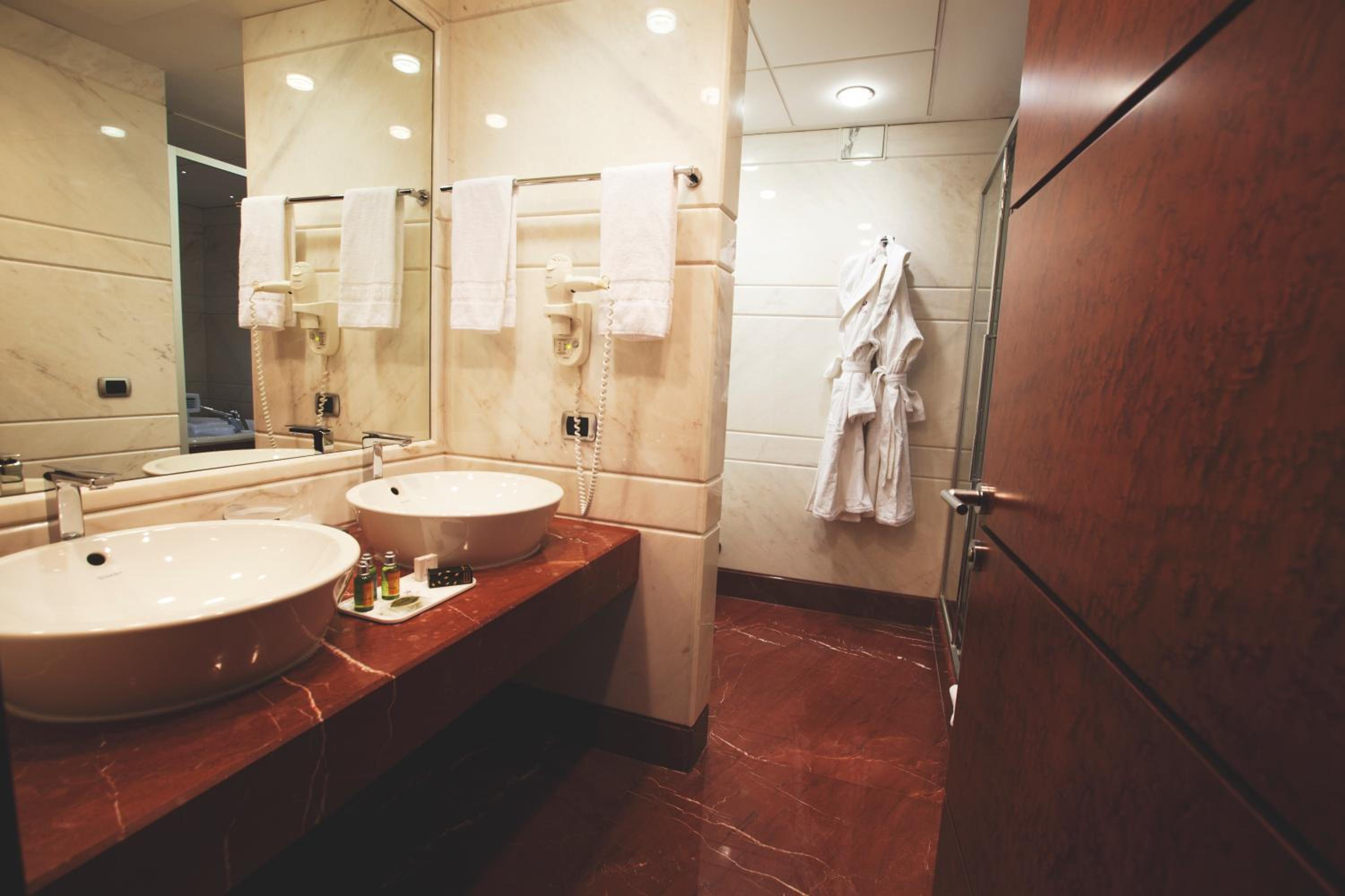 King Suite with Whirlpool photo 2