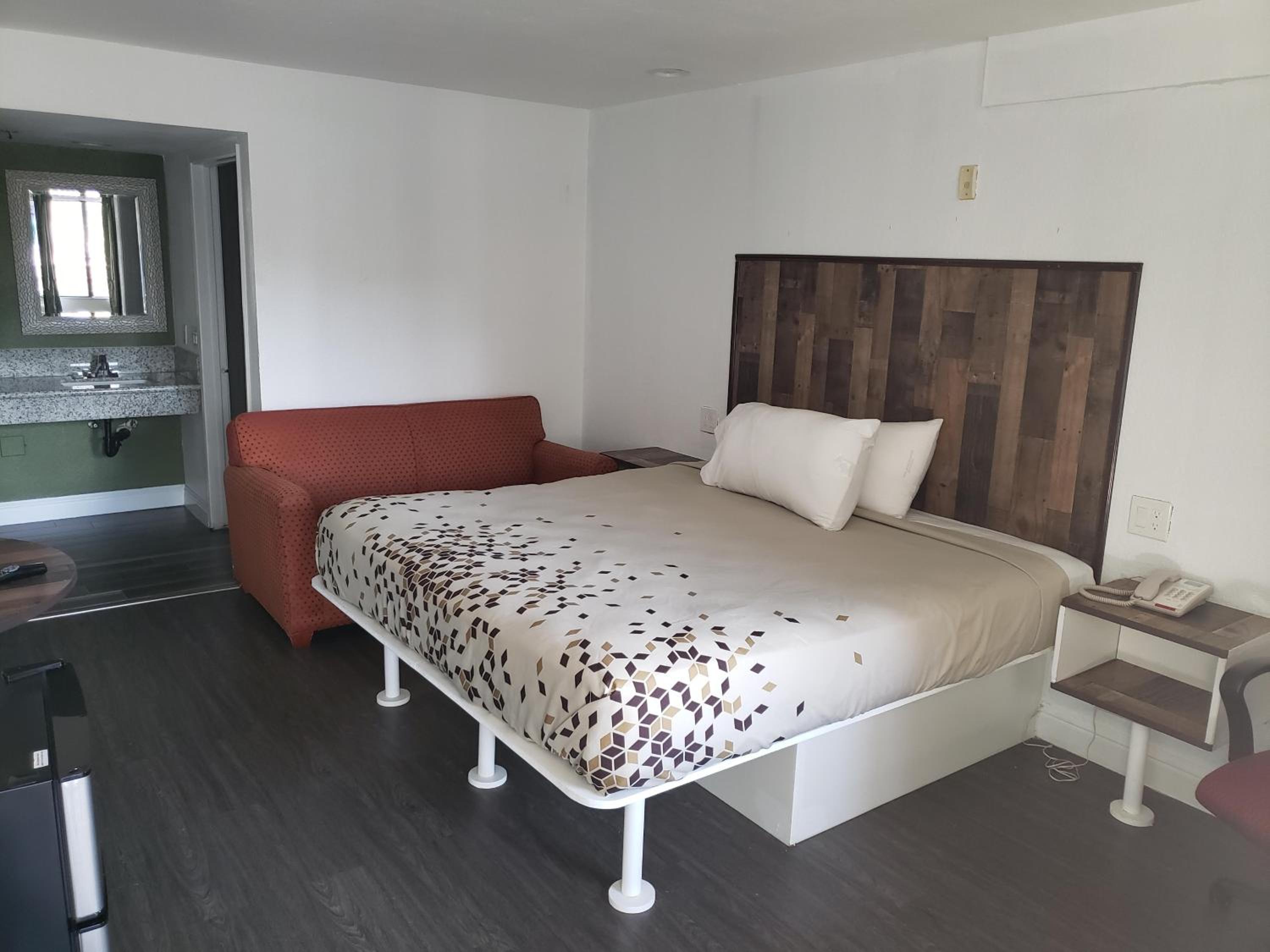King Room - Non-Smoking - Photo 3