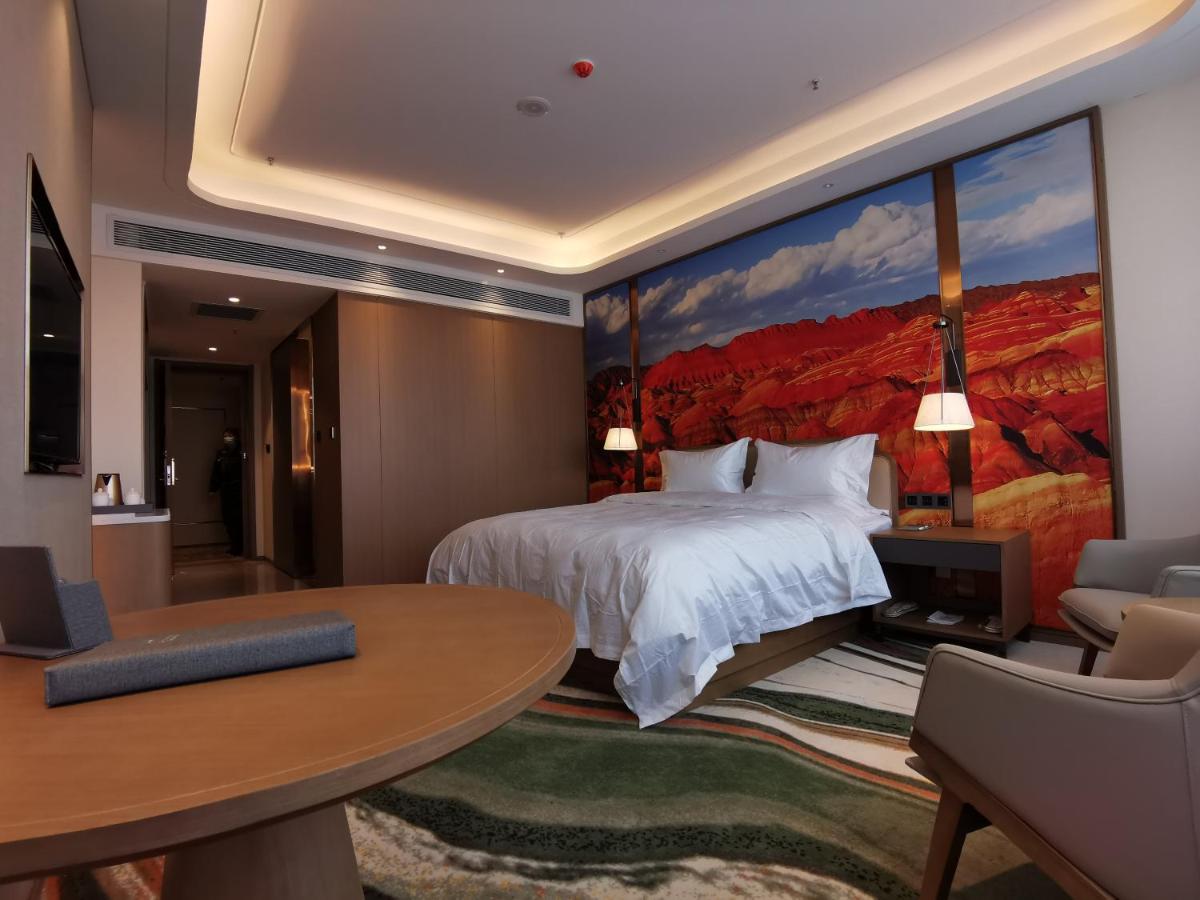Queen Room photo 2
