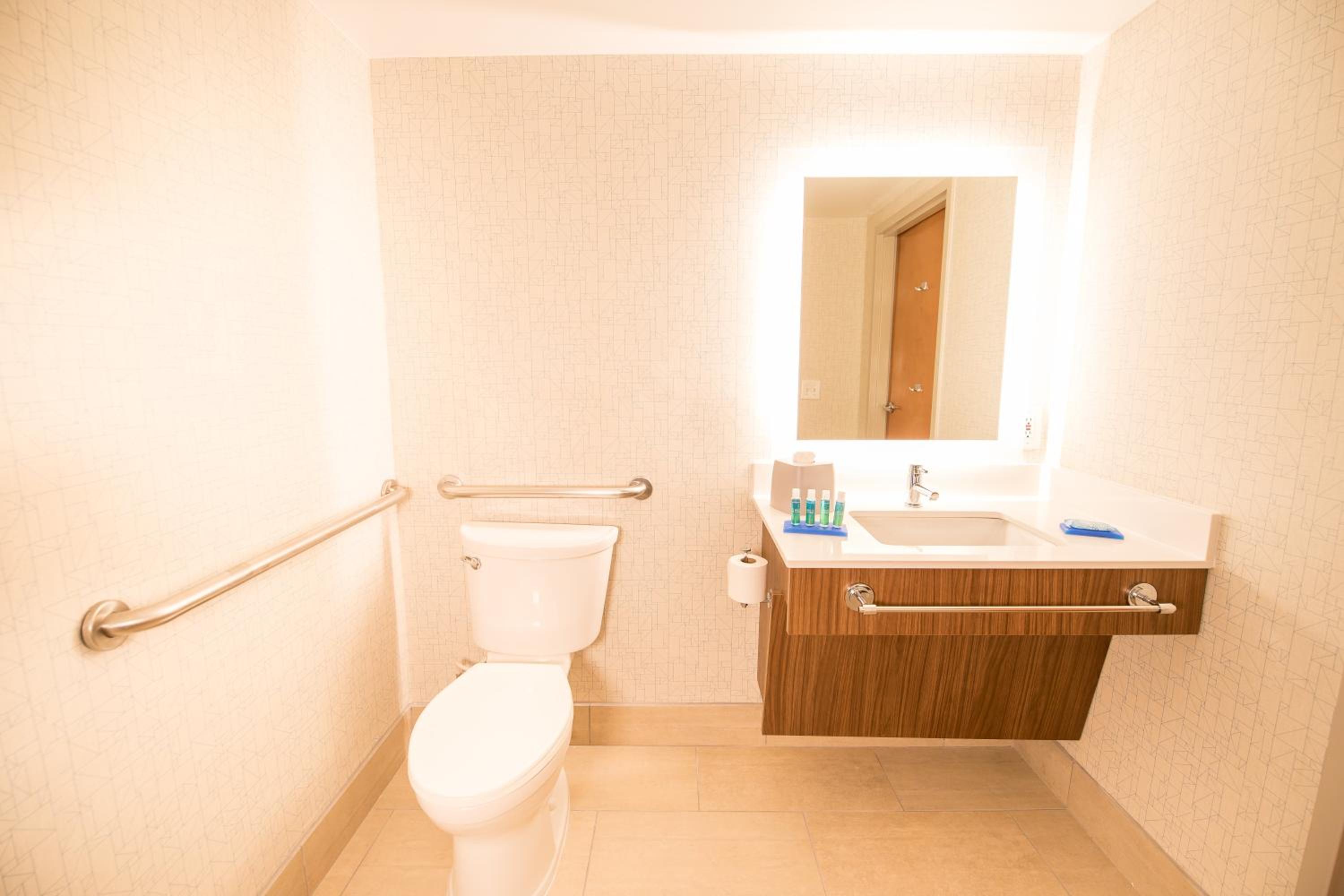 King Room - Mobility Access/Hearing Accessible - Photo 5