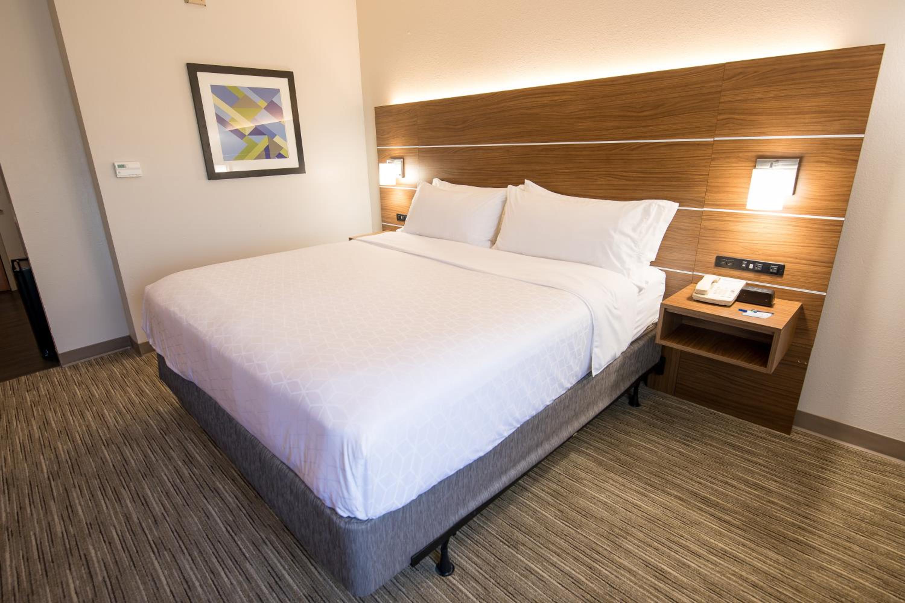 King Room - Mobility Access/Hearing Accessible - Photo 3