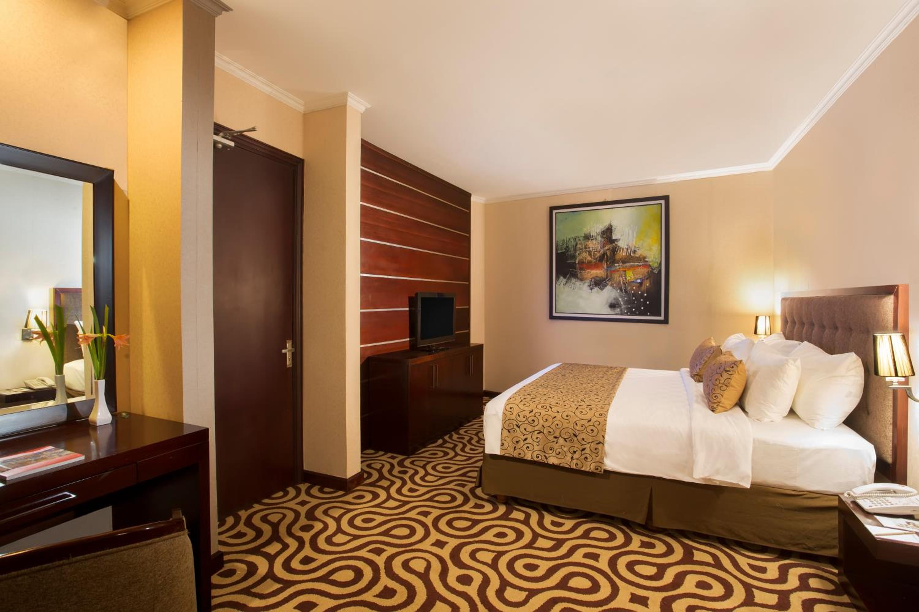 Executive Suite - Photo 3