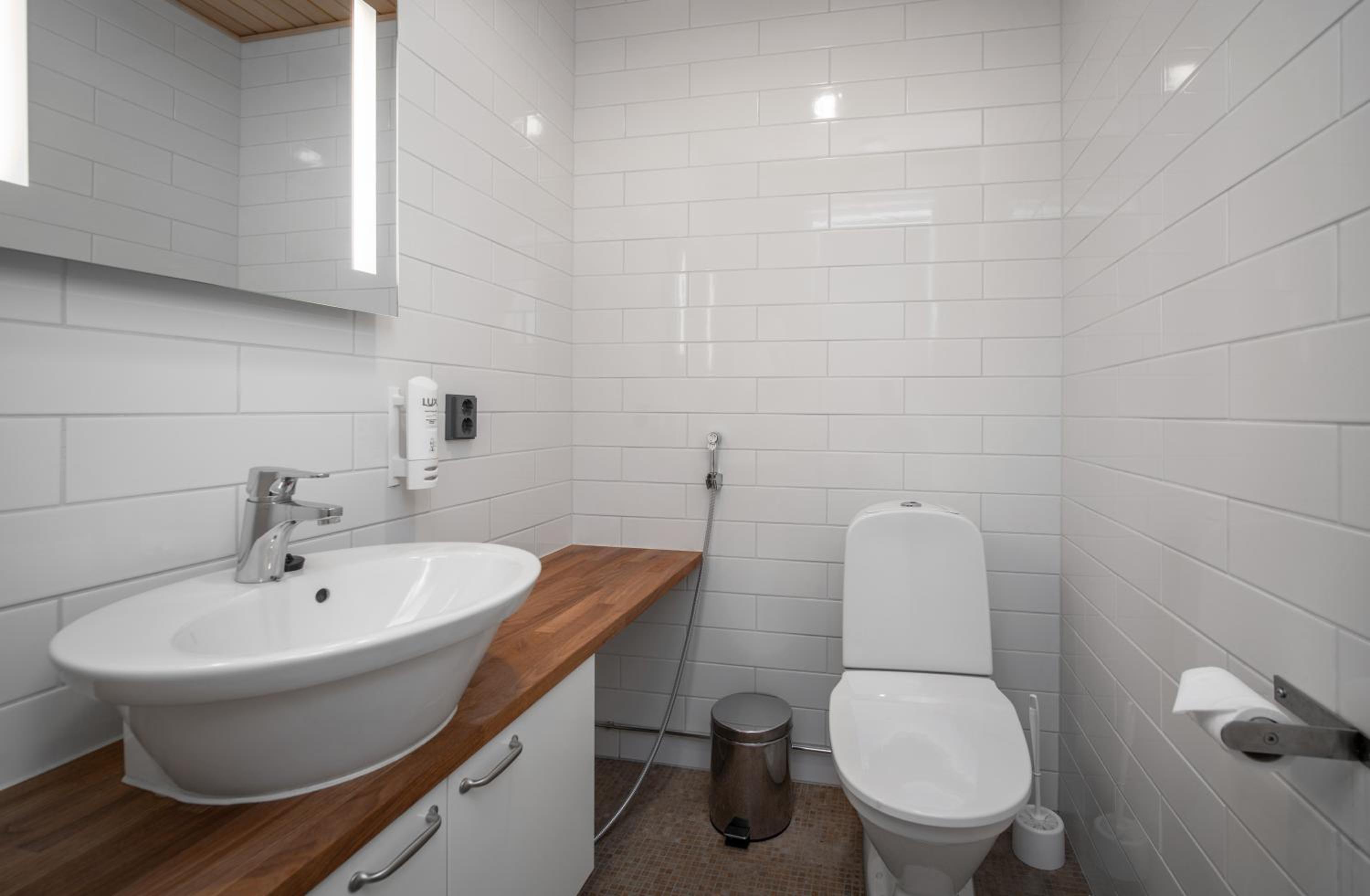 Three-Bedroom Deluxe Apartment - No pets allowed - Photo 3