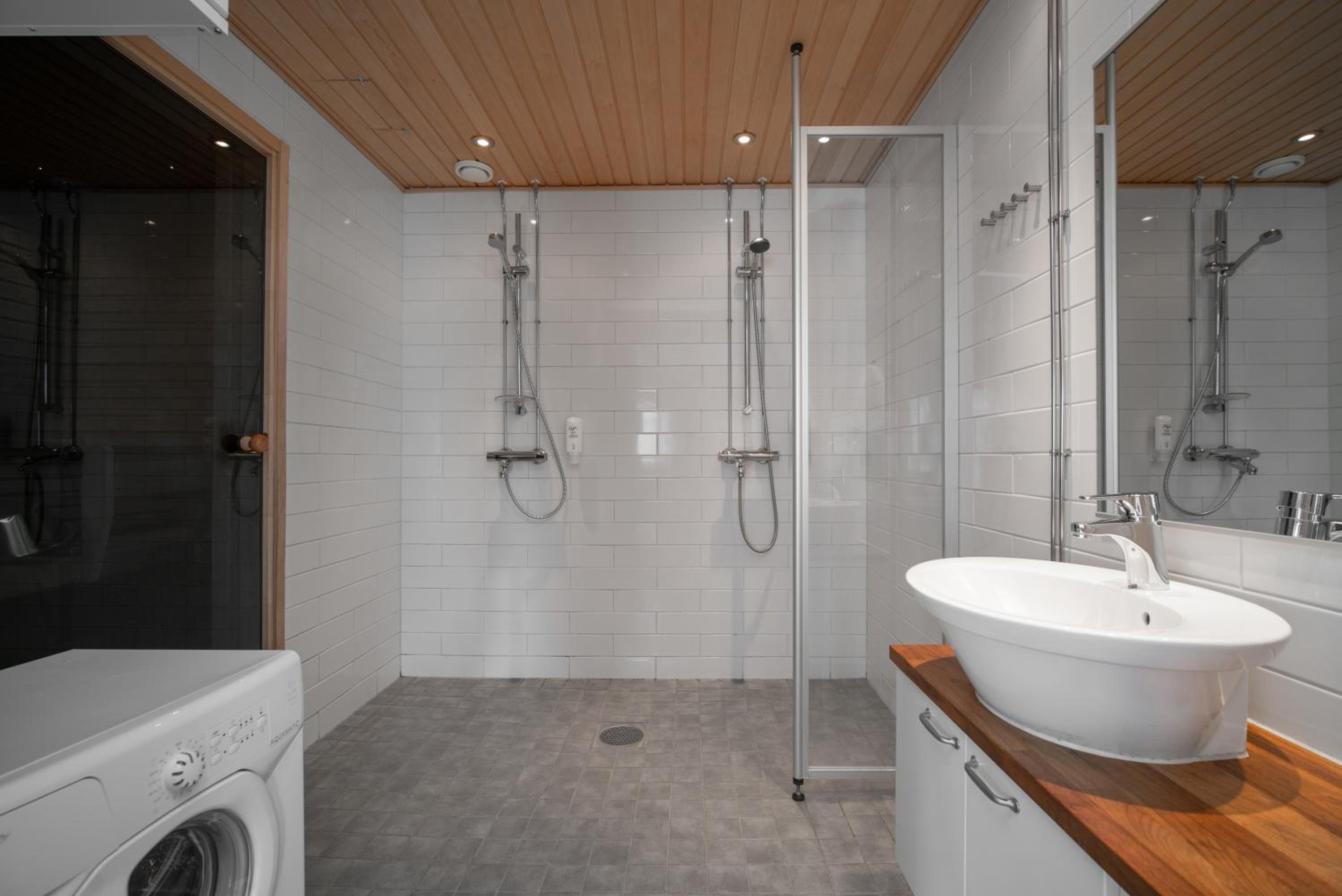 Three-Bedroom Deluxe Apartment - No pets allowed - Photo 8