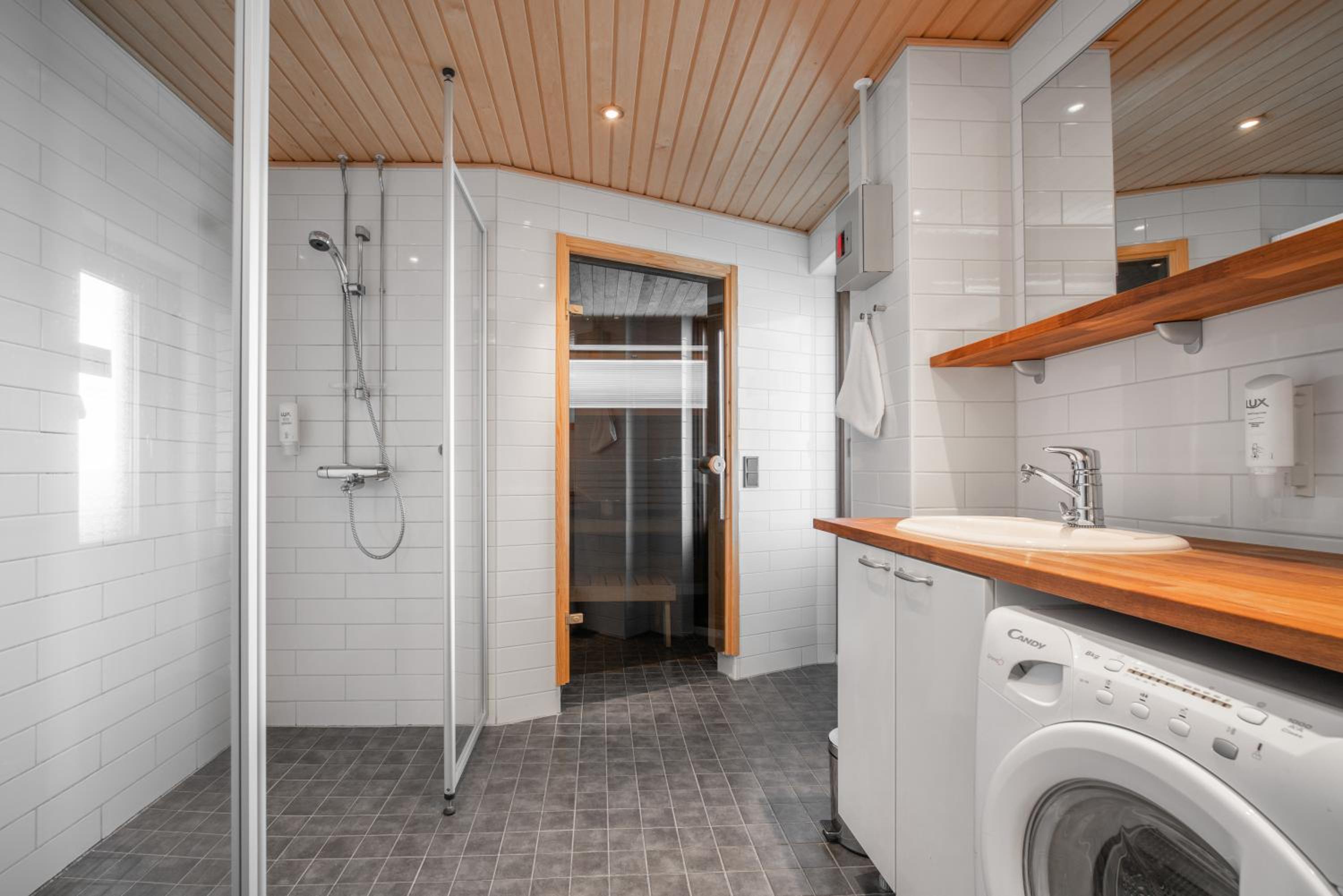 Three-Bedroom Apartment Jacuzzi  - Photo 7