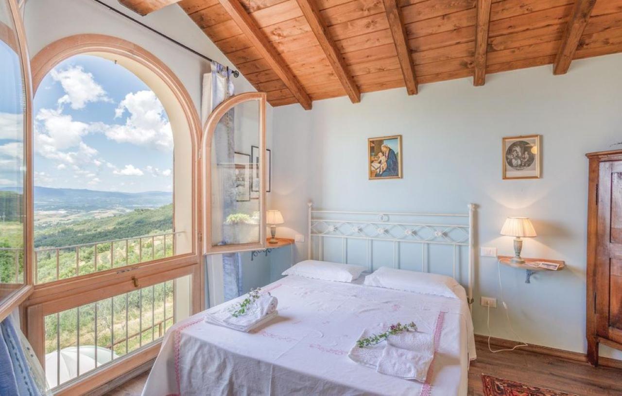 Six-Bedroom House photo 1