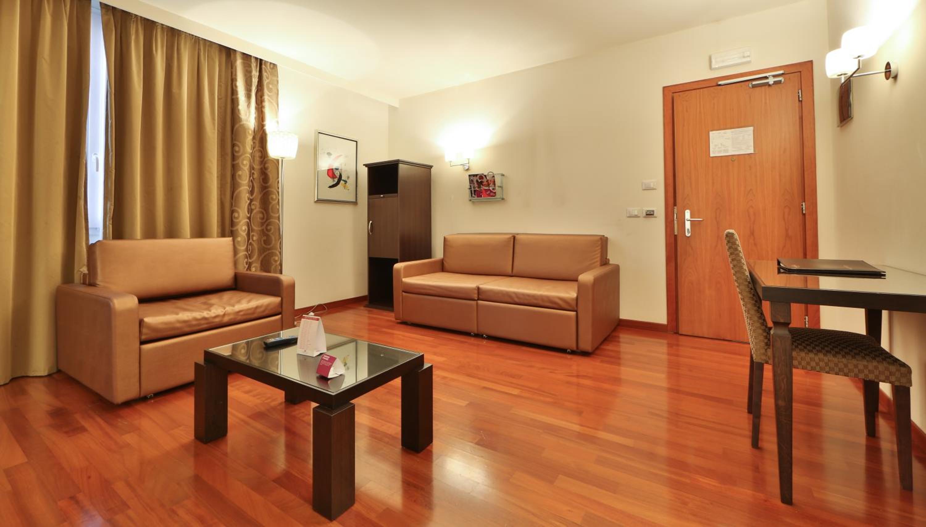 One-Bedroom Suite with Two Double Beds - Photo 9
