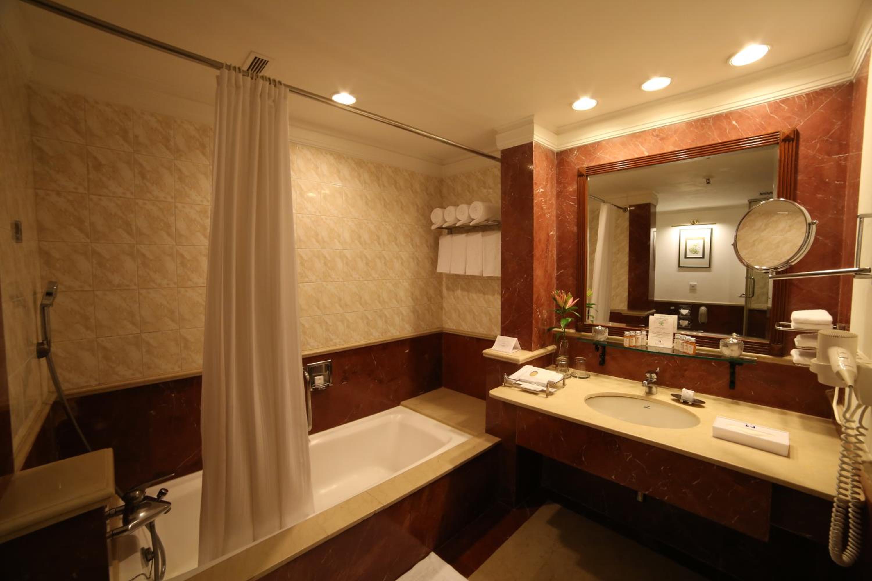 Executive Suite with 10% on food and beverages | 15% off on spa and salon services - Photo 4