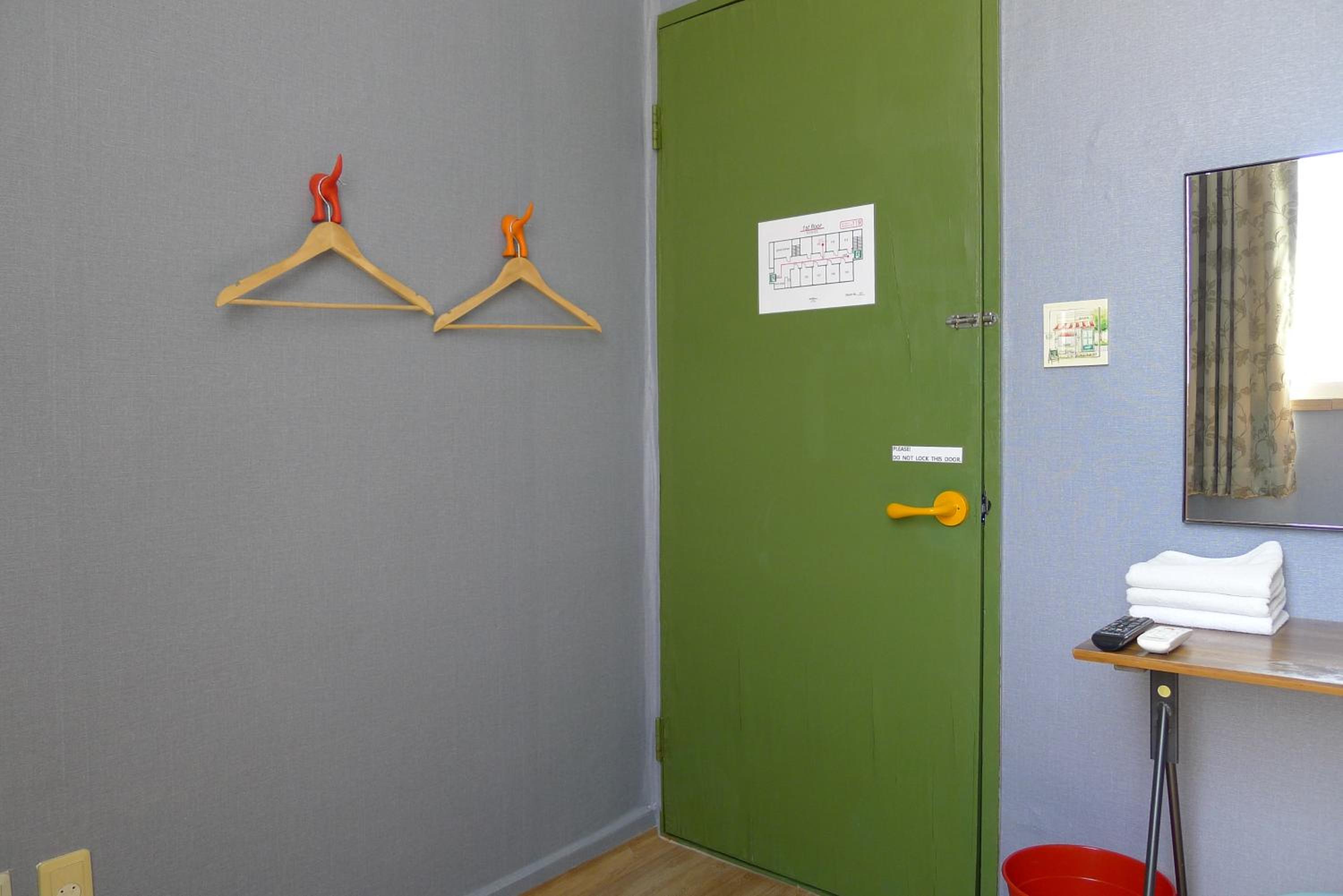 Twin Bunk bed Room with Private Bathroom photo 2