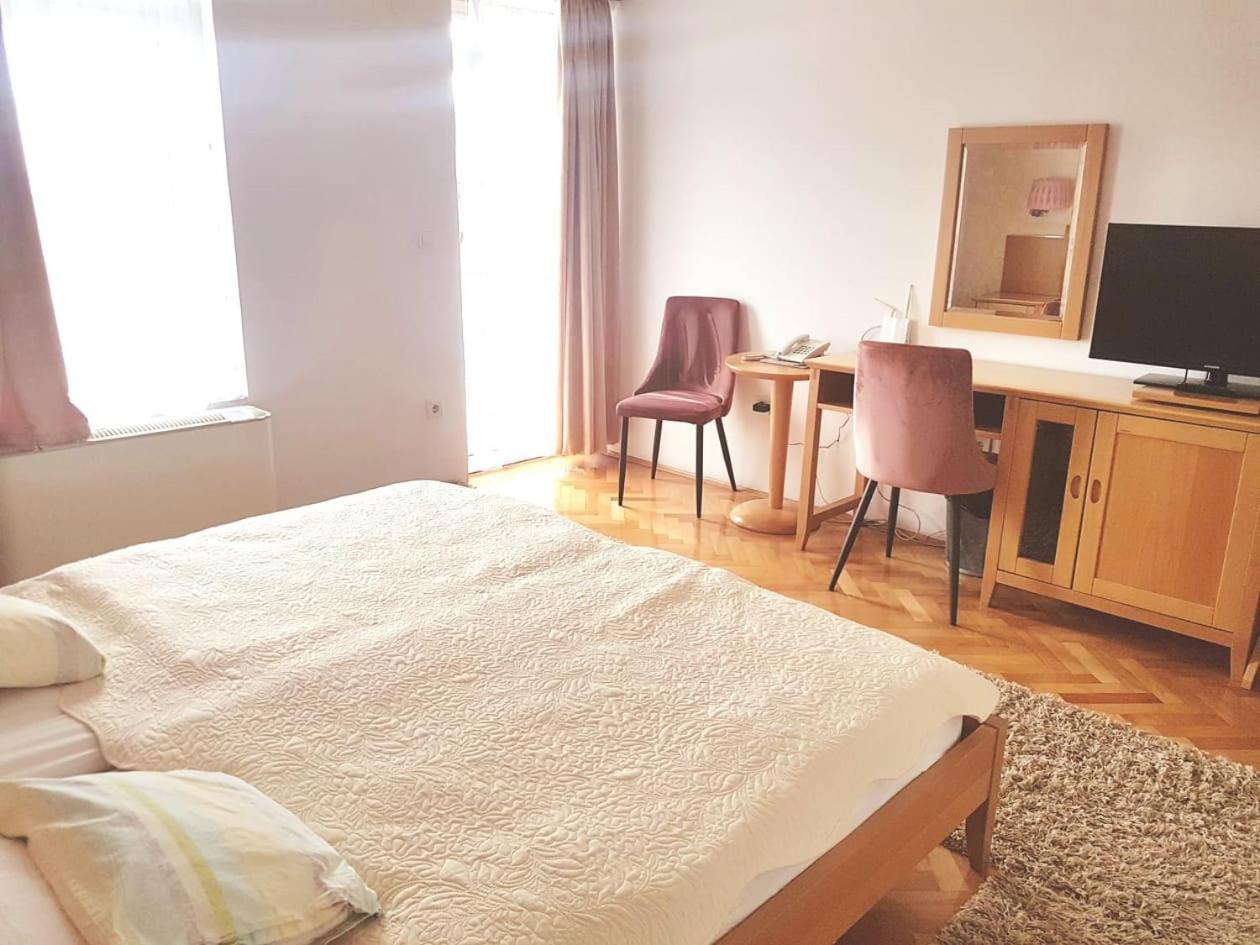 Twin Room with Balcony - Photo 3