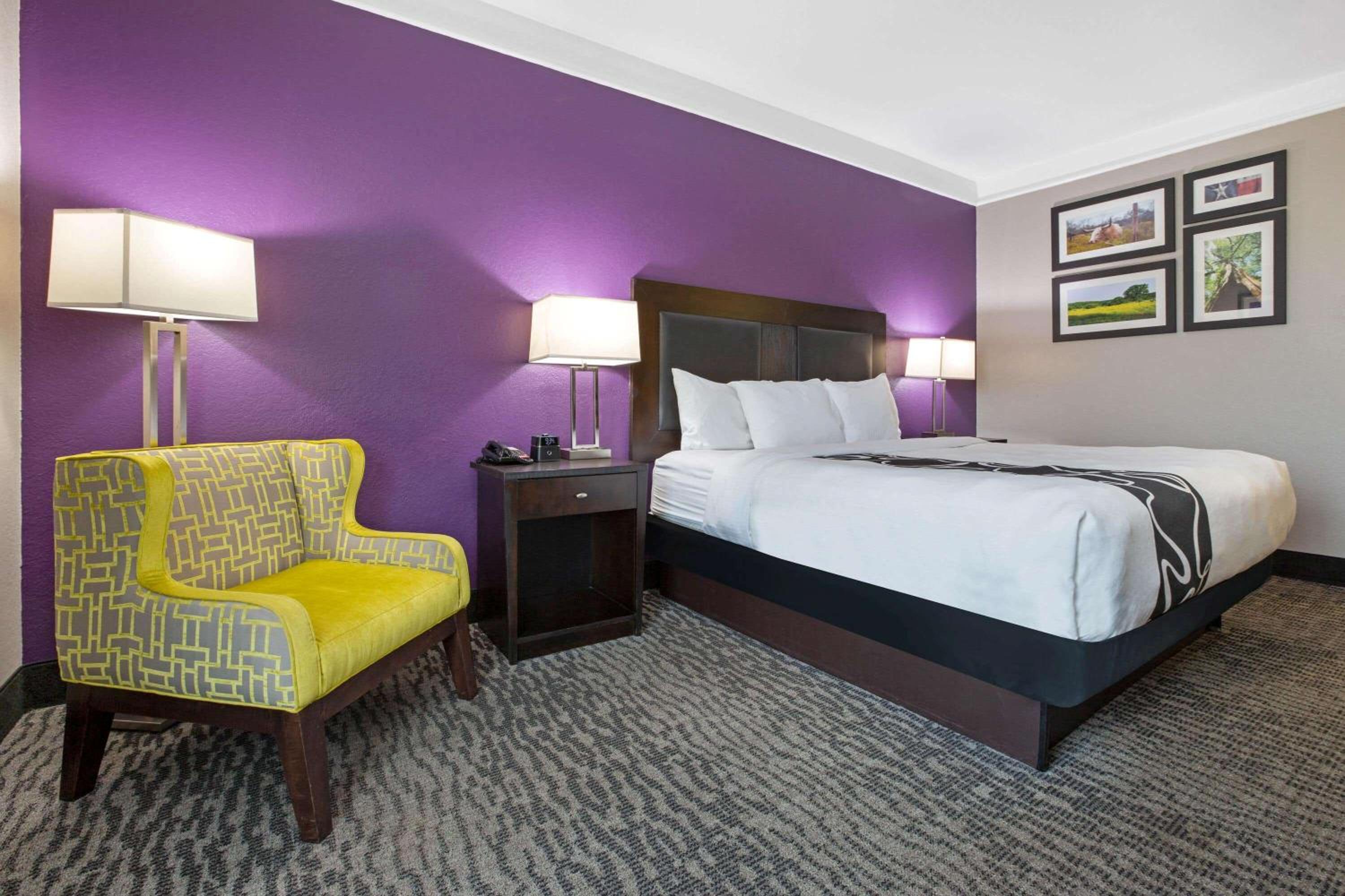King Room with Bath Tub - Mobility/Hearing Accessible - Non-Smoking - Photo 2